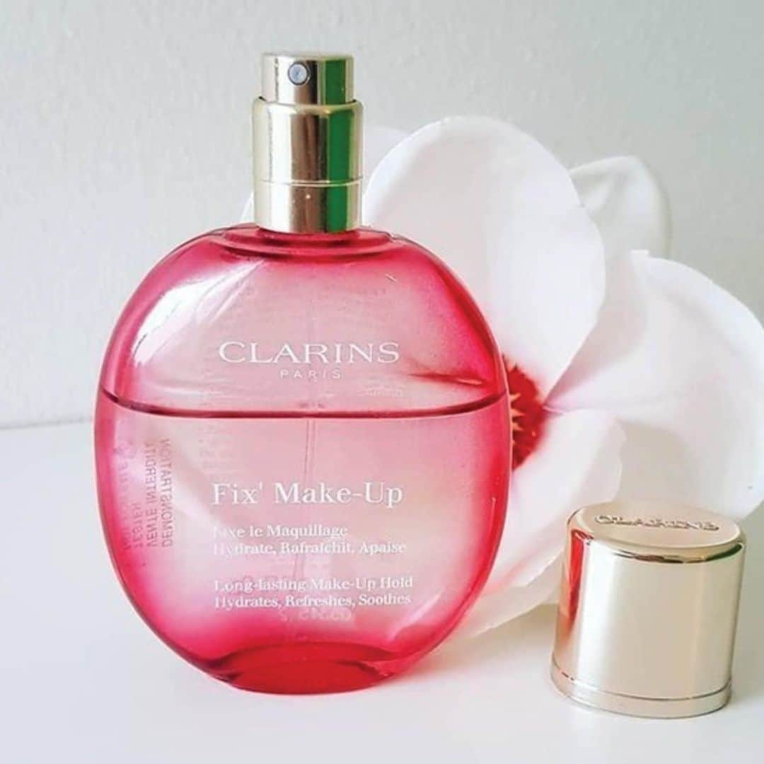 Clarins Australiaさんのインスタグラム写真 - (Clarins AustraliaInstagram)「We like our makeup long-lasting! 💅Strengthen the hold on your makeup look with our Fix Make-Up mist. Infused with Grapefruit extract, Rose Water an Aloe Vera, the mist not only holds makeup but hydrates, soothes and protects skin against environmental exposures.⁣ ⁣ #ClarinsAus #ClarinsSkincare #ClarinsMakeup #FaceMist #FixSpray #FixMakeUp」1月15日 14時30分 - clarinsanz