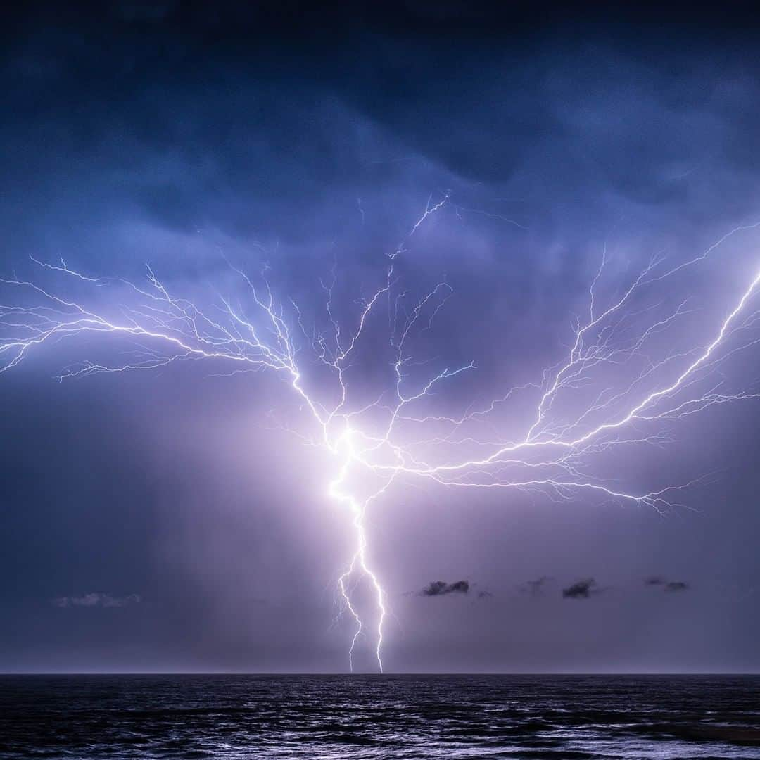 Nikon Australiaさんのインスタグラム写真 - (Nikon AustraliaInstagram)「"An absolutely stunning lightning strike off the coast of Port Macquarie, Australia. The base of the storm ignited with electricity as two big cloud to ground bolts surged down and impacted the ocean surface; the result was a sprawling lightning-scape that covered my entire frame. I can definitely make out a shape here - what can you see?" - @willeadesphotography   Camera: Nikon Z 7 Lens: NIKKOR Z 70-200mm f/2.8 S Settings: 70 mm  f/5.6  15s  ISO 200   #Nikon #MyNikonLife #NikonAustralia #NikonZ7 #ZSeriesAU #StormPhotography #StormChasers #Lightning」1月15日 14時30分 - nikonaustralia