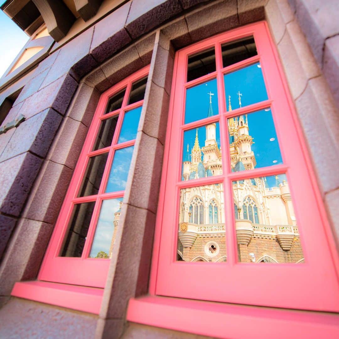 のインスタグラム：「Magic beyond the window. ガラスの向こうの夢の世界💖 #cinderellacastle #fantasyland #tokyodisneyland #tokyodisneyresort #reflection #シンデレラ城 #ファンタジーランド #東京ディズニーランド #東京ディズニーリゾート #反射」