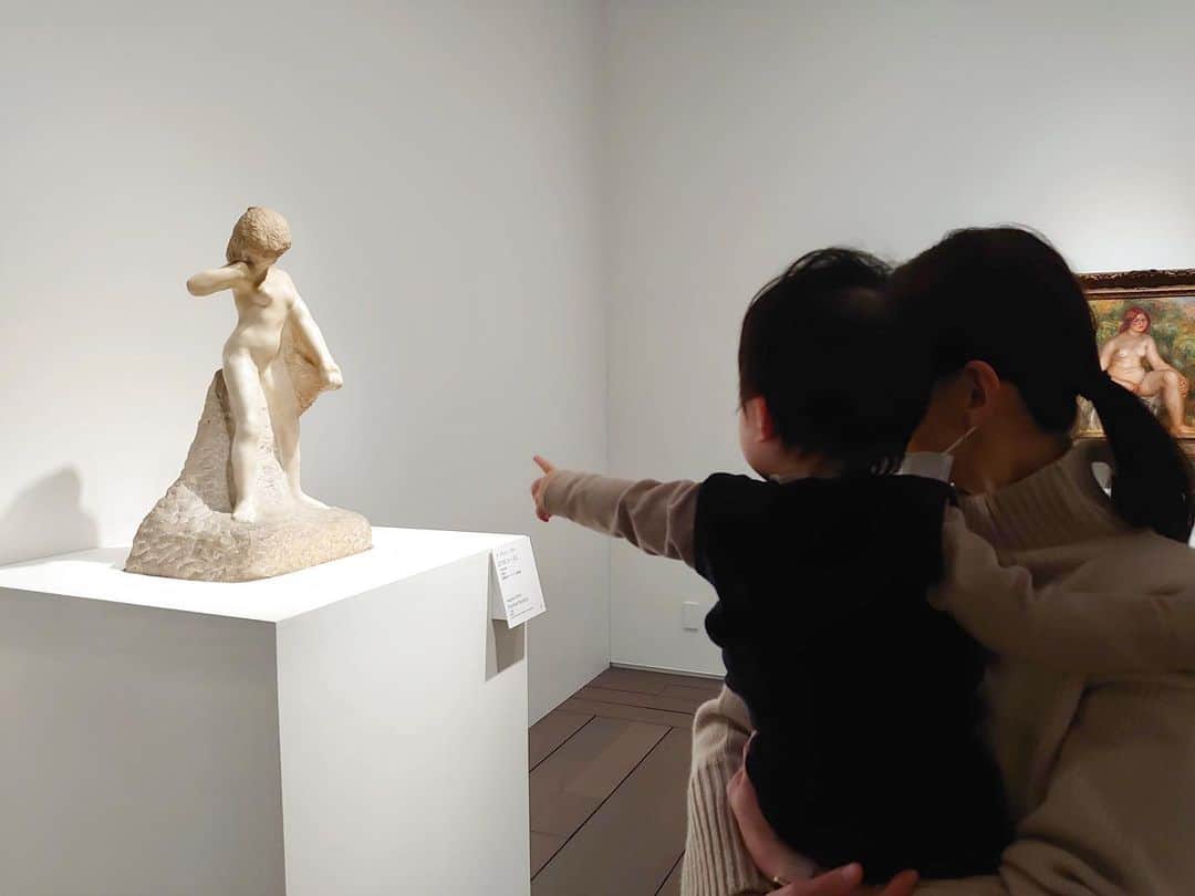 大橋夏菜のインスタグラム：「指差すものと指さないものがあり、既に好みがはっきりしてる！？😲  最後の3枚は撮影🙆‍♀️なものでわたしが好きだったもの。  #アーティゾン美術館  #子供と美術館へ  #1歳1ヶ月 #アートにふれる」