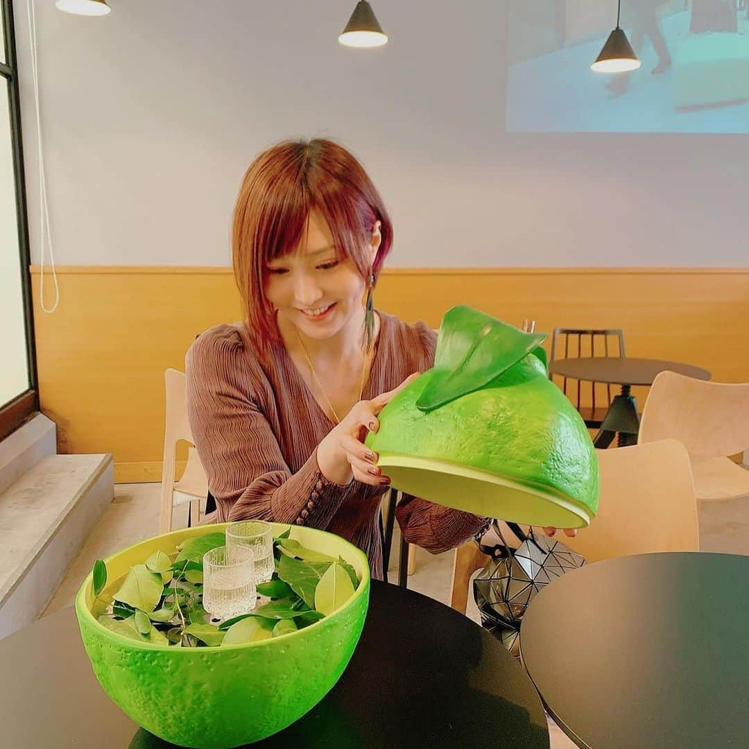 関口愛美さんのインスタグラム写真 - (関口愛美Instagram)「体験型レストランのENEKO Tokyoにてランチ💚大きなレモンからレモネードが出てきて、ピクニック会場に移って前菜など遊び心溢れる展開と何よりお料理美味しすぎてとても幸せ🥰  #enekotokyo #eneko #バスク料理 #体験型レストラン #lunch #ピクニック #スペイン料理 #ミシュラン #六本木 #六本木ランチ」1月15日 14時23分 - sekiguchiaimi