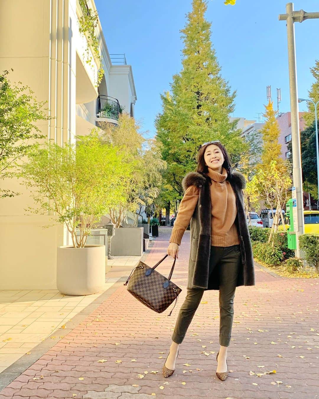 のインスタグラム：「気がついたら、このセーターいつも着てる、笑 この、ダブルスタンダードクロージングのパンツは、もう8年以上履いてるかも、笑笑  好きなものを大切に、ずっと長くが、 お洋服も化粧品も変わらない私のモットーなのです  @definebeautyjapan  @definebeauty @ディファインビューティ  #大切にします  #コスメ  #コスメ好き  #ファッション好きと繋がりたい  #コスメ好きな人と繋がりたい  #アラフィフコーデ #アラフィフ女子 #大人可愛い #今日のコーデ #大人スタイル #ダブルスタンダードクロージング  #スナップミー #バンツコーデ  #キレイめコーデ #化粧品  #instapicture  #beauty  #beautiful  #fashionblog #fashionblogger #dailylook #tokyolife」