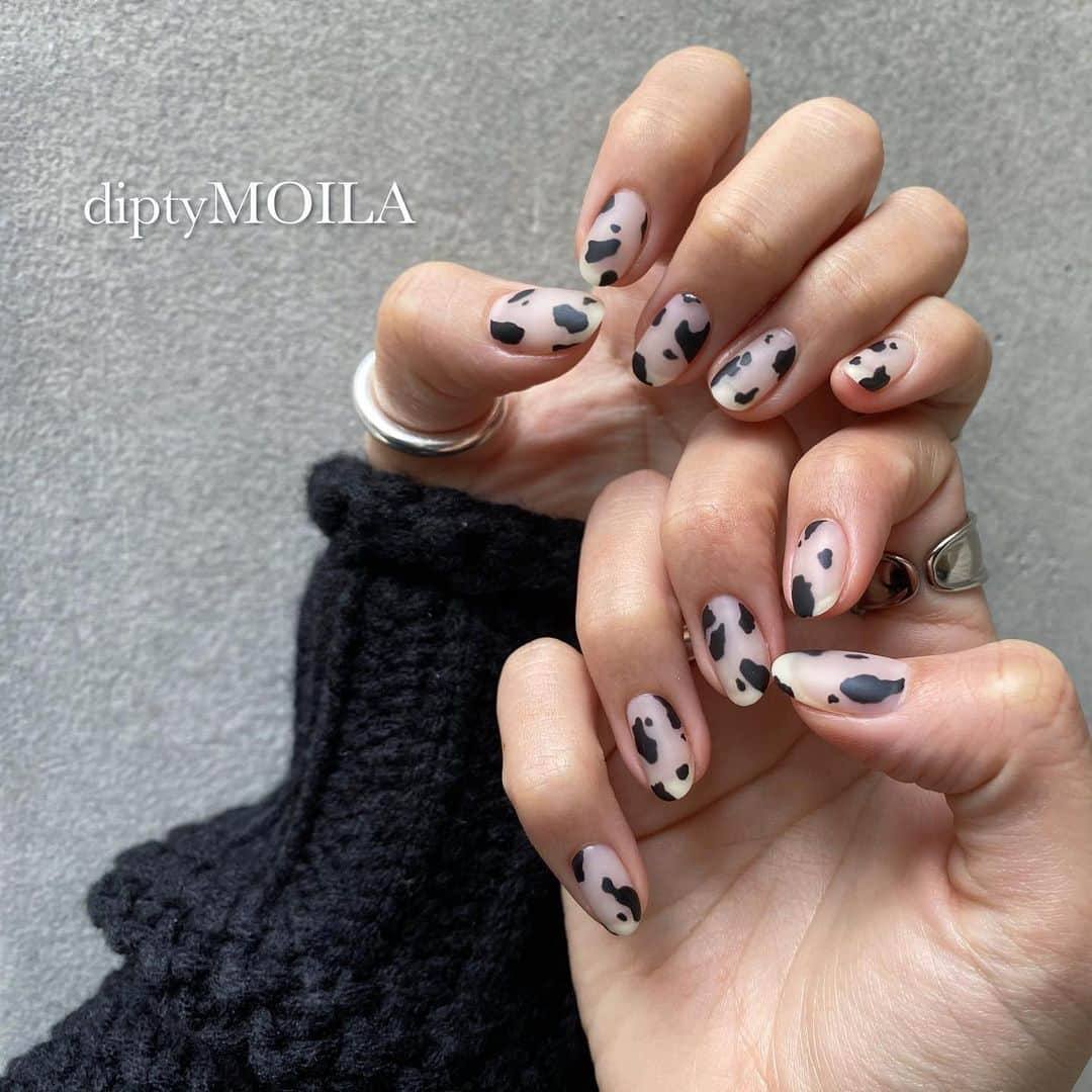 diptyMOILA diptyMOILA のインスタグラム：「💅cow nails * 💅 @marina55_diptymoila 👩🏻‍🦰 @saaara57   vivi girl のサラちゃんご来店下さいました🧡 丑年ということで、ギャル感の出ないように乳白色とマットに仕上げてるのがポイント🌟  しっかりケアしてからジェルを塗るので根本サイドまでしっかり塗れちゃうんです❣️ 乾燥したささくれの手もスッキリ綺麗に✨ * フォルムはトップのコーティングでしっかりと作るのでコンプレックスのある方のお悩みも解決👩🏼‍🏫 * #diptymoila_2020ssnail  #diptyMOILA  #diptyMOILA_spot #nail #nails」