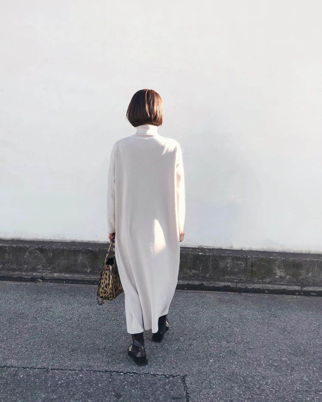 のインスタグラム：「:﻿ ﻿ titivateと田中亜希子さんコラボの﻿ 低身長丈のニットワンピース！﻿ ﻿ 余裕の丈感です👍﻿ ﻿ さらっとしたニット地だから﻿ 春先も着られるなと思いました☺️﻿ ﻿ レイヤード用のベスト付きですが﻿ わたしはさらっと一枚で着るのが好みです♪﻿ ﻿ ﻿ #レイヤードタートルニットワンピース﻿ … @titivatejp バッグ… #balenciaga ブーツ… #zara」