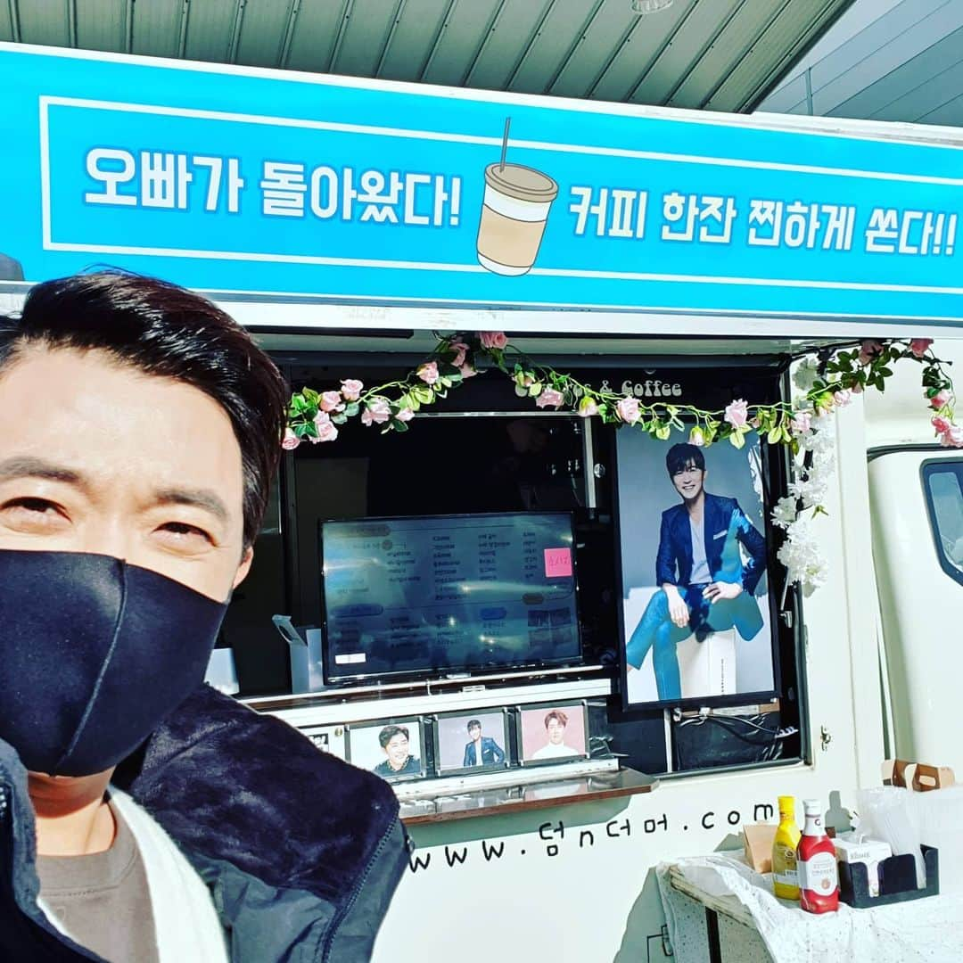 アン・ジェウクさんのインスタグラム写真 - (アン・ジェウクInstagram)「#tvn#drama#드라마#마우스#forever#한국#중국#korea#china#fans#커피차#선물#고마워요#staff#모두#감사하답니다 ^^~~😘😘😘」1月15日 14時37分 - steelajw6796