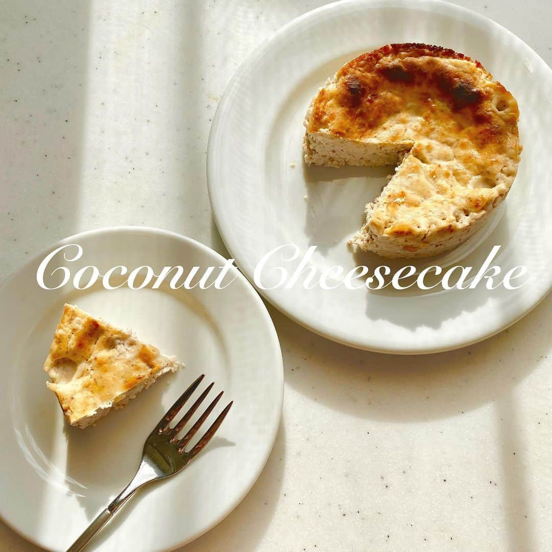 アミンカレダのインスタグラム：「.﻿ －－－－－－－－－－－－－－－－－－－－－－－﻿ ﻿ 【レシピ紹介】﻿ ﻿ 🥥 Coconut Cheesecake 🥥﻿ ﻿ 【材料】12〜15cm型1台分﻿ ・カッテージチーズ  120g﻿ ・パルテノ無糖  100g﻿ ・ココナッツバター  45g﻿ ・ラカントS  60g﻿ ・アーモンドパウダー 20g﻿ ・レモン汁  25ml﻿ ﻿ 【作り方】﻿ オーブンを190度で予熱をかける。﻿ ↓ 常温に戻した材料を上から順に混ぜていく。﻿ ↓ 型に流し込んで、オーブンでじっくり45分焼く。﻿ ↓ 粗熱がとれたら型に入れたまま冷蔵庫へ。 ↓ 半日冷やし固める。  必ず冷やしてから食べて下さい😊❣️ ﻿ ー－－－－－－－－－－－－－－－－－－－－－－﻿ ﻿ 糖質をちょっとだけ控えてる時の定番おやつ◎﻿  普通に作るとクリームチーズと砂糖がガッツリ入って糖と油のコンビネーションがキツいけど、これはカッテージチーズ&ギリシャヨーグルトで高タンパク仕上げ。﻿ サッパリしすぎると食べ応えがないのでココナッツバターでコク出ししてます🥥﻿ ねっとり&どっしりではなく、軽くてホロホロしているため型から出す時は丁寧に出して下さい💡﻿ ﻿ 1ホールでおおよそ520kcal, 《 P30〜32/ F36〜38/ C6〜8 》なので﻿ ノーマルチーズケーキより糖質控え目🌱﻿ 脂質も動物性のものではなく植物性のものに切り替えてヘルシーに♻️﻿ ﻿ ﻿ #食事改善 #低糖質スイーツ #低糖質チーズケーキ #チーズケーキ #高タンパクスイーツ #ダイエットスイーツレシピ #ヘルシースイーツ #ココナッツバター #ココナッツバターレシピ #ボディメイクレシピ #おうちカフェ #あみんレシピ」