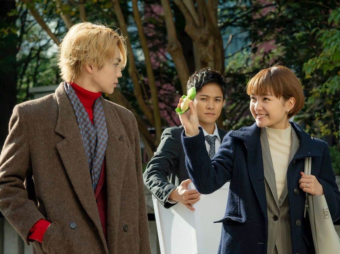 「年の差婚」ドラマイズム【公式】のインスタグラム：「.  ／ ドラマ #年の差婚 💗 ４話絶賛配信中です🐢✨ ＼  貴重な3ショット😳😳🎉 (Twitterにはびみょーに違う写真を🤳) https://twitter.com/toshinosakon/status/1349955594002677762?s=21  ☟まだの４話見てない‼️方は、 是非コチラでご覧下さい〜🥺🥺 https://tver.jp/corner/f0065350  #葵わかな #吉野北人 #岩谷翔吾 #ランページ #therampage #ランペ  #ショーンキュン #ほっこりキュン #竹財輝之助 #松本若菜 #小野寺晃良 #河井青葉 #徳井優 #吹越満 #原因は自分にある。#hankun #ドラマイズム」