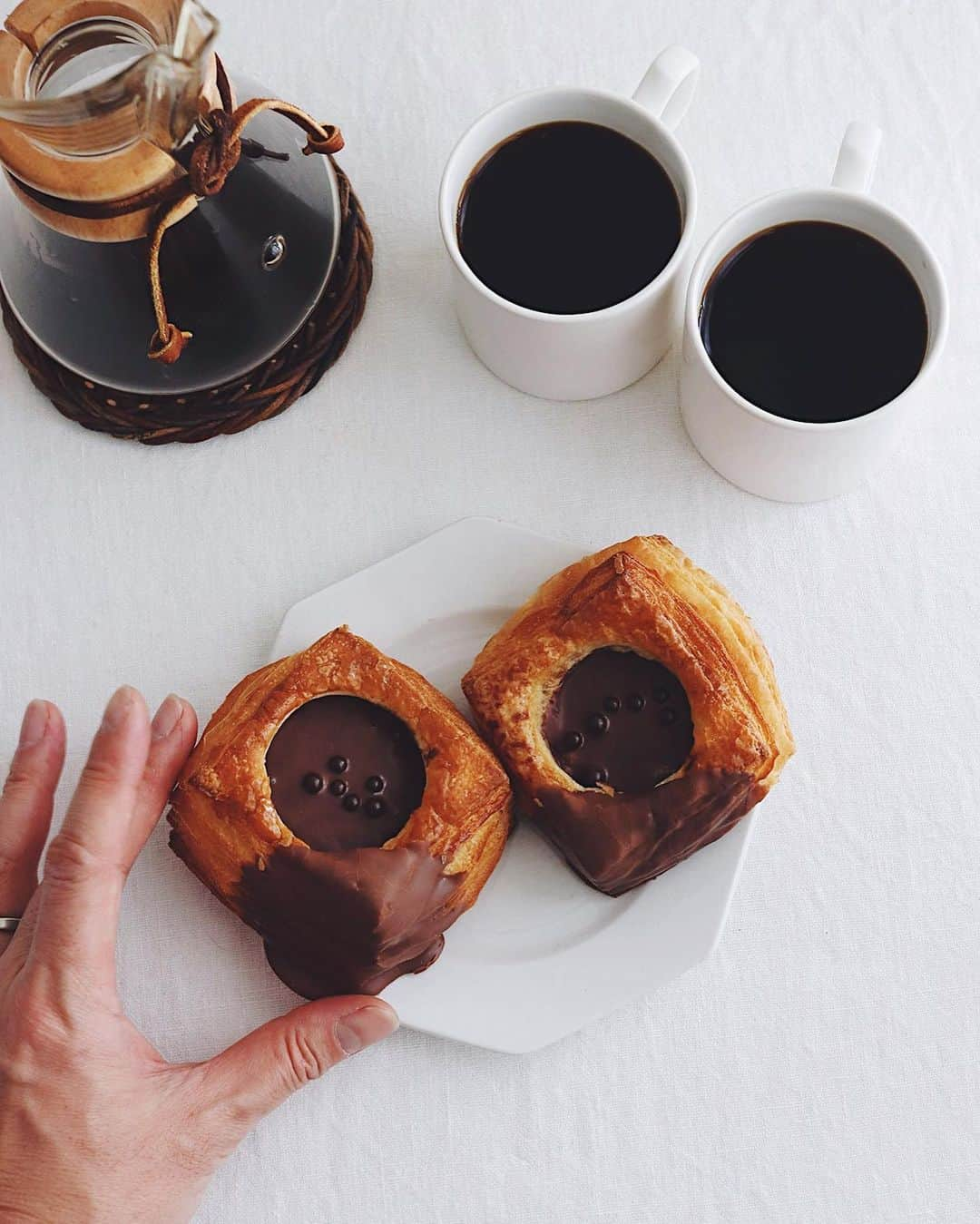 樋口正樹さんのインスタグラム写真 - (樋口正樹Instagram)「chocolate danish . おやつの時間にコーヒーと アンデルセンの冬の定番の チョコレートのデニッシュ。 人気らしいので食べてみた。 . ２４層のデニッシュ生地に 下からチョコのカスタード、 フィアンティーヌ←ザクザクのやつ！ さらにチョコレートを重ね、 シリアルチョコを飾ってて、 絶対おいしいやつでしたー。 @andersen_official_jp . . ２枚目は、縦半分に切って ２４層を４段に重ねてみて、 ９６層に積み上げてみたよ。 ぜんぶひとくちで食べたら サクサクサクサクサクサク サクサクサクサクサクサク サクサクサクサクサクサク サクサクサクサクサクサク サクサクして、たぶん最高🤗 . . #サクサク #おやつの時間 #コーヒーブレイク #チョコレートデニッシュ #デニッシュ #デニッシュペストリー #チョコレート #チョコレートたっぷり #コーヒーのお供 #断面 #ファイアンティーヌ #アンデルセン #アンデルセンのパン #パンのある暮らし #パンのある生活 #パンスタグラム #パン大好き #ヒュッゲ #ステイホーム #andersen #chocolatedanish #hygge #danish #bread #bakery #copenhagen #bageri #denmark #breadlover #🇩🇰」1月15日 14時44分 - higuccini