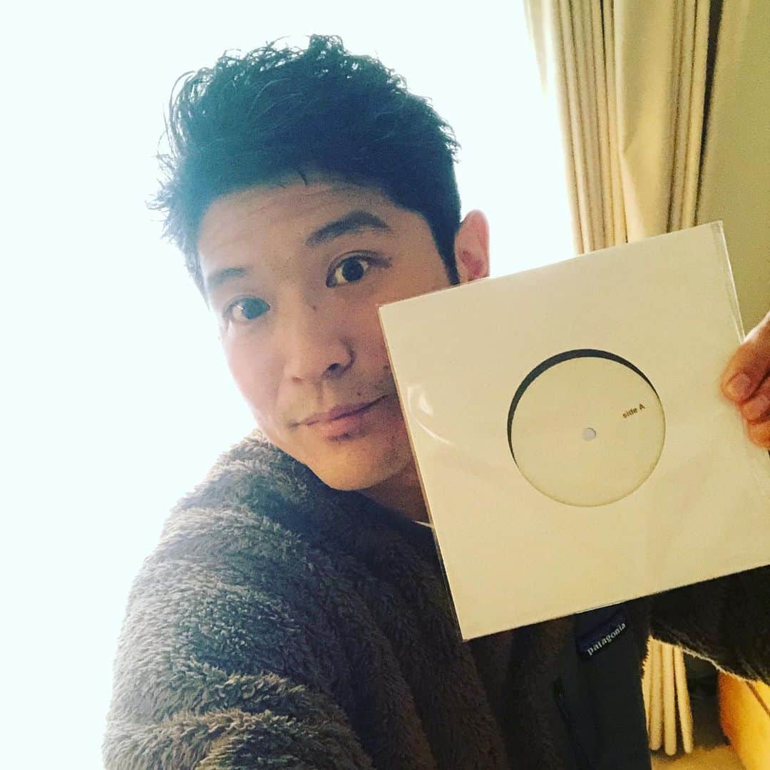 MONKYさんのインスタグラム写真 - (MONKYInstagram)「テストプレス盤が届いた！！  １１月にリリースしたソロアルバム『emergeoce』からmissing youとstreet dungeonをスピンオフ♪  bbbbの頃からCDアルバムはたくさん作ってきたけど、レコードは初！！  やっぱりレコードの音は味わいがあっていい！！ じんわり感動している天パです。  ジャケットもいま描いてもらっていて、あぁもうめっちゃ楽しみです。  リリースは３月中旬予定‼️  楽しみにしててください。  よろしくお願いします✌️✌️✌️  #monkysax #emergeoce #missingyou #streetdungeon #vynal」1月15日 15時04分 - ____monky____