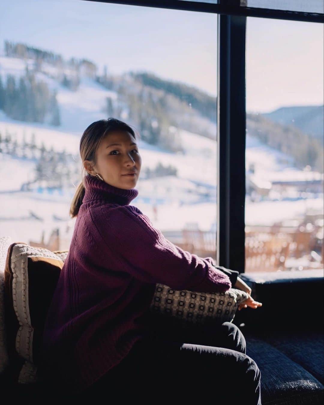 エビアン・クーのインスタグラム：「Two days being in the snow I’ve been having this shin pain - apparently it’s called Shin bang? I’ve been icing my shins. We had a nice rest day, hot tea and soups. Got to enjoy all the warm stuff, including my favorite turtle neck sweater I got to wear during my trip. 📸 @yesryan   朝から鼻の乾燥がすごくて 気づいたら-8度寒すぎ ハワイで絶対に着れない セーターも着れてちょっと ウキウキした笑 今回久しぶりのスキーして スノボーかスキーどっちに 最終的にやるか迷うね」