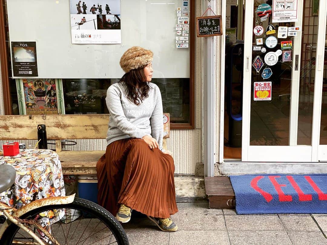 三谷晶子のインスタグラム：「久しぶりの美容室。 古仁屋のまやの店で買った、最近お気に入りのどんぐりファー帽子ともぴったりで嬉しいわ。  いい感じにしてくれてありがとう✨  Hair Styling&Photo by @hairmakeupcell   #hairmakeupCELL #美容室セル  #美容室cell #奄美大島  #奄美市美容室 #奄美美容室  #奄美の美容室 #奄美大島 #amamiisland #island #islandlife #islandgirl  #islandgirls #islandgirlstyle #islandgirl🌴  #islandgirlsrock  #islandgirlforever  #islandgirlatheart  #islandgirlcollection  #islandgirldiaries  #beachlife #beachgirl  #beachgirls  #beachgirlforlife  #japanesegirl  #japan_of_insta  #japanesefashion」