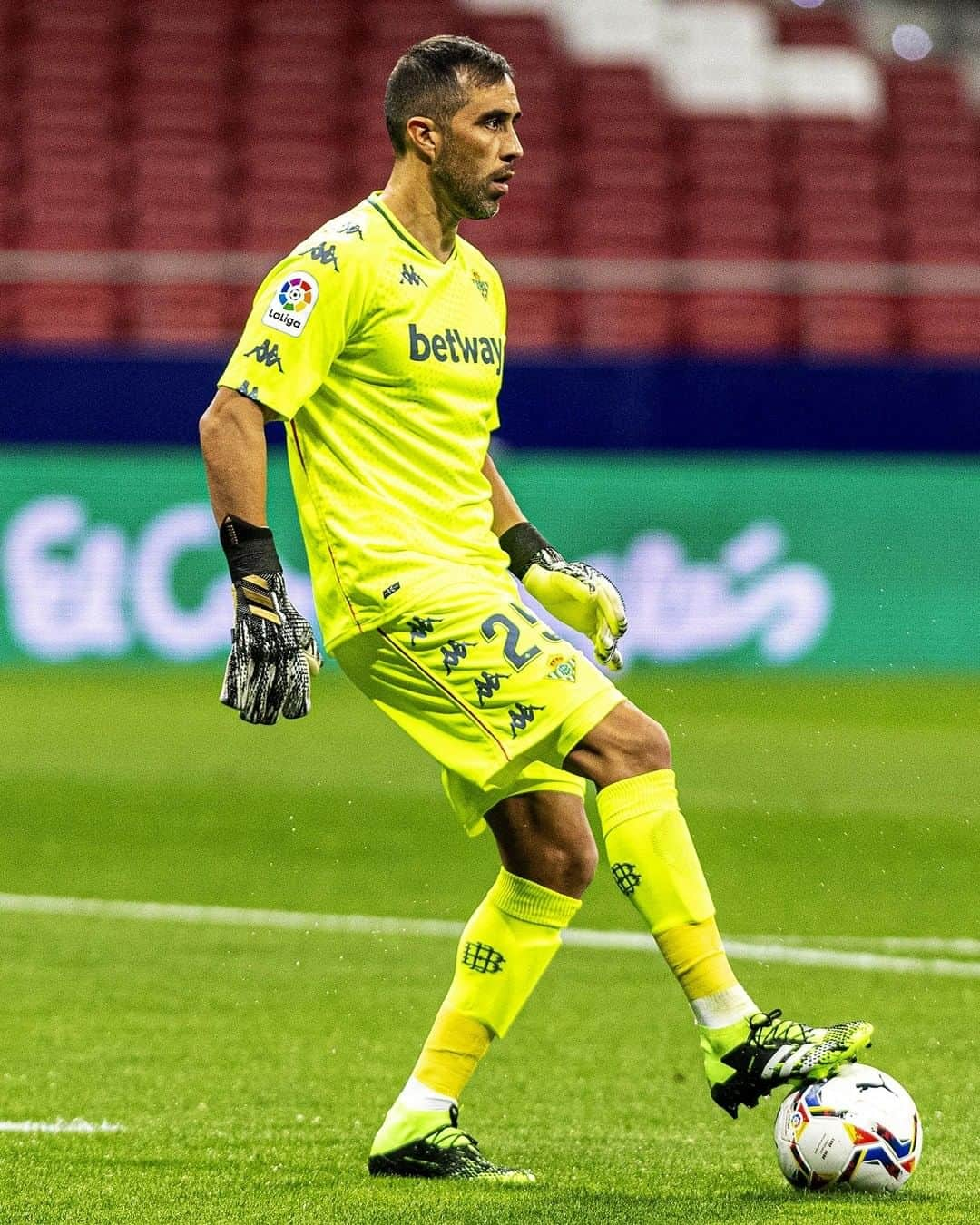 LFPさんのインスタグラム写真 - (LFPInstagram)「A 🔝 GOALKEEPER! ⭐ 🇨🇱  ¡Un PORTERO 🔝! ⭐ 💚   #RealBetis #Bravo #Keepers #LaLiga #LaLigaSantander #Football #HayQueVivirla #YouHaveToLiveIt」1月15日 15時00分 - laliga