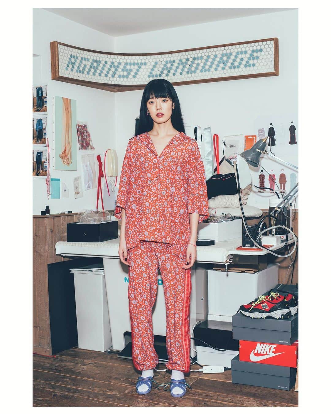 NEONSIGNのインスタグラム：「…2021 SPRING SUMMER COLLECTION﻿ ﻿ “MMMMMMWMMM”﻿ ﻿ Whenever you find that you are on the side of the Majority, it is to reform.﻿ ﻿ …﻿ ﻿ Directed by﻿ ﻿ Photographer：TARO MIZUTANI﻿ Stylist：LAMBDA TAKAHASHI﻿ Hair & Make-up：MASANORI KOBAYASHI﻿ ﻿ Model：FUKA  ... #NEONSIGN #ASUKAHAYASHI #MMMMMMWMMM」