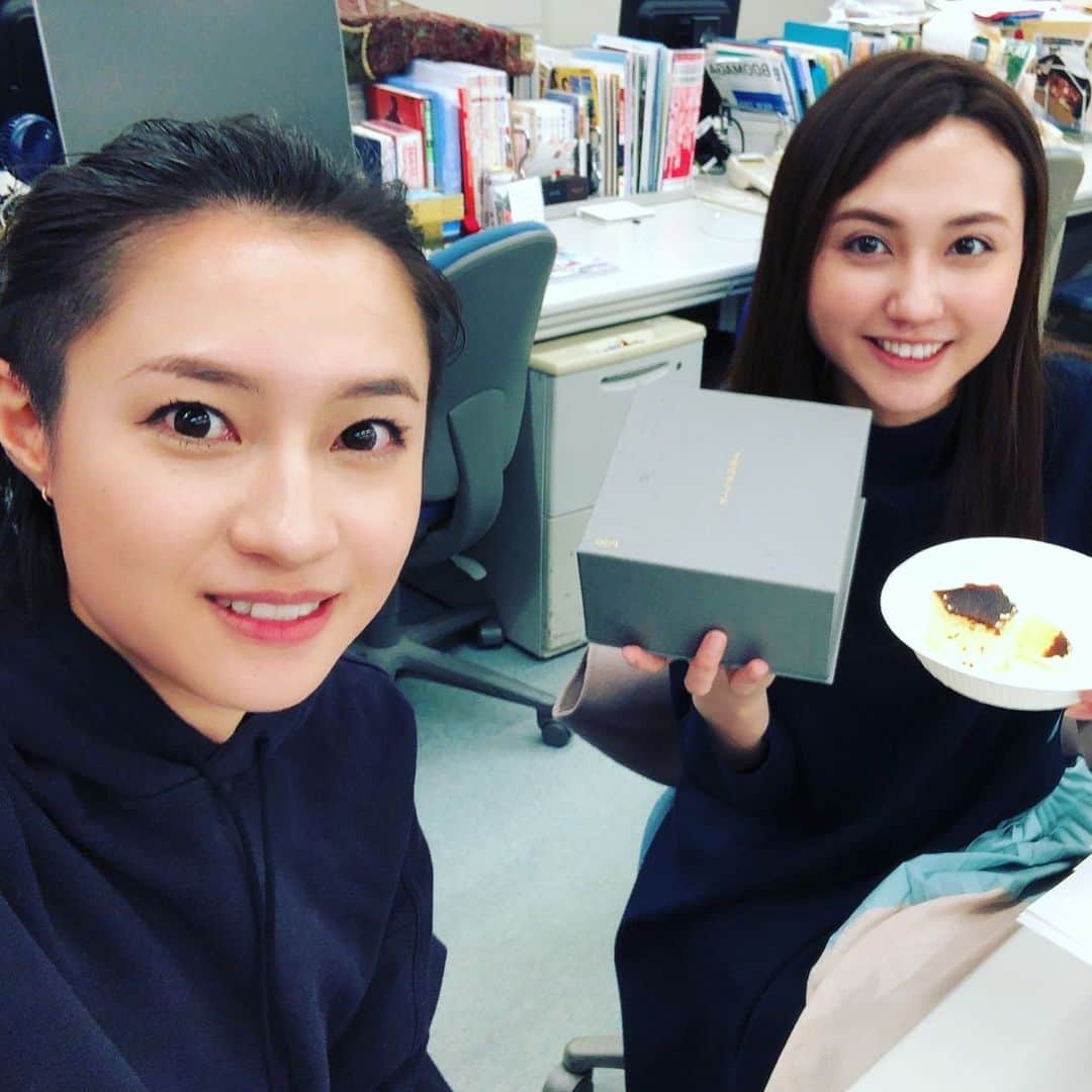 のインスタグラム：「🍰🐄 送っていただいたチーズケーキを ソーシャルディスタンスを保ち、むしゃむしゃと、みんなで美味しくいただきました。  ほりいさんは 10秒で食べていました。  🤤🤤🤤🤤🤤🤤  #tbs#tbsアナウンサー #tbsテレビ#tbsラジオ#日常#3時のおやつ #山形純菜#堀井美香#伊東楓  @respiracion_japan」