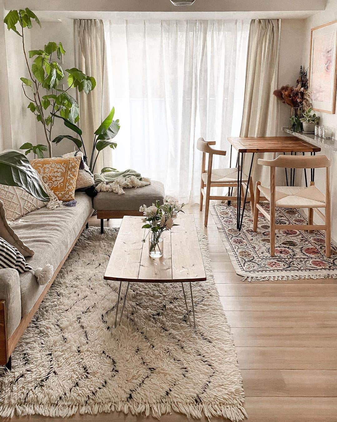 Manamiのインスタグラム：「🌿🪴🛋🪑🪴🌿 ちょこっとだけ模様替えした😌 本当は大幅に変えたくて色々移動させまくって さっきまでぐっちゃぐちゃだったんだけど、 結局ソファーの位置はここしか安定しない🥲  sofa @unico_fan  dining table @industrialbranch  moroccan rug @zwinacollection  embroidery rug @worldmarket  新しく買ったダイニングチェアは楽天ROOMに載せた👌🏼 (manashikaで検索すると出てくると思います🔍💕)  #マナシカの家 #模様替え」