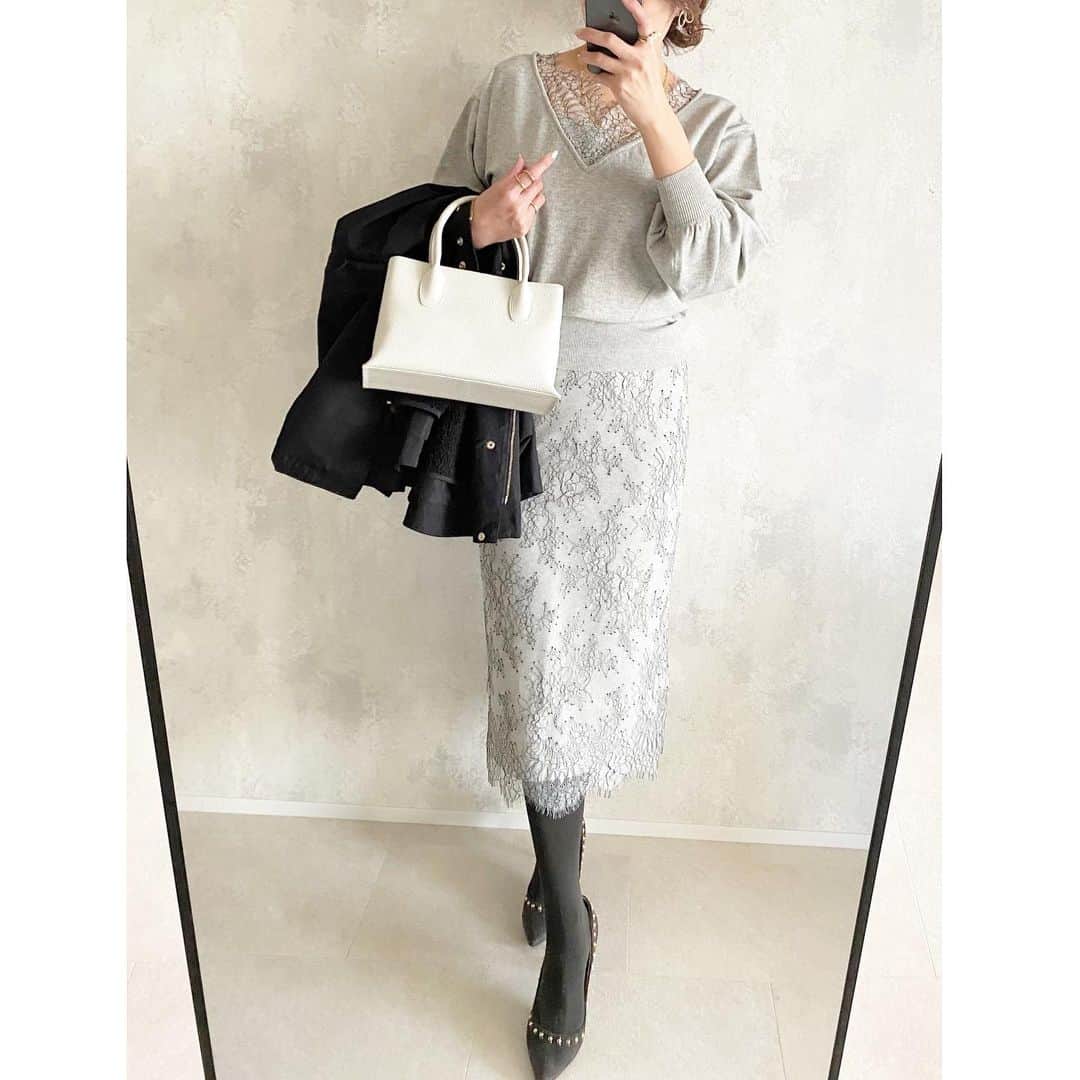 のインスタグラム：「2021.01.15 coordinate…♡ 1枚目と2枚目の写真の違いわかりますかー？？ ・ ・ 3枚目・4枚目を見ればわかるかな🙃 前後どちらでも着られるニットなんです♩ ・ ・ しかもスカートも表裏どちらでもOK✨ いろんなバリエーションで着られるセットアップです！ ☞昨日のブログに詳しく書いてます♡ ・ ・ @joint_space @feerichelu #jointspace #feerichelu ・ ・ #fashion#instafashion#cordinate#ootd#code#ファッション#コーデ#コーディネート#今日のコーデ#きれいめコーデ#きれいめファッション#大人コーデ#ママコーデ#40代コーデ#40代ファッション#アラフォーコーデ#アラフォーファッション#シンプルコーデ#冬コーデ#セットアップコーデ」