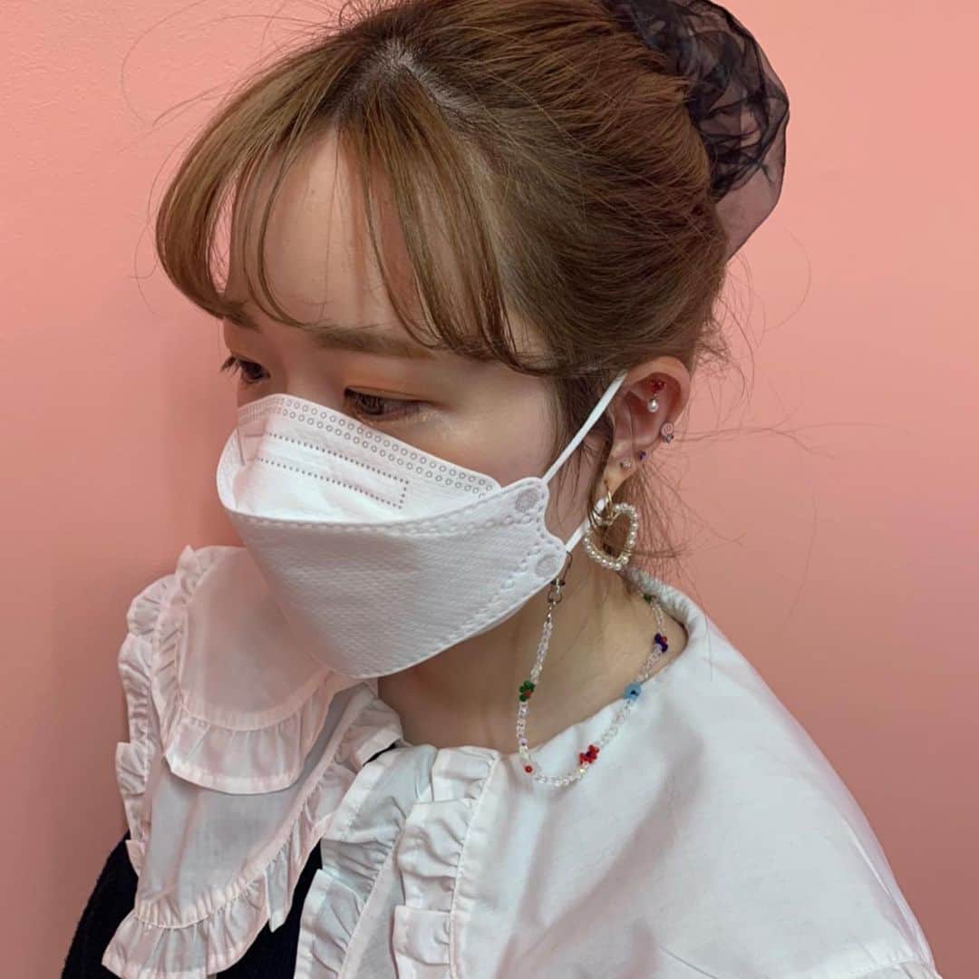 Me%さんのインスタグラム写真 - (Me%Instagram)「📺とくダネやめざましテレビで紹介されました📺  話題のVictorian Mask(ヴィクトリアンマスク)！ 店舗での取り扱いはMe%だけ😳 薬局でも取り扱っていないレアアイテム！  人気のポイントは、ダイアモンド形状でリップが付きにくい💄 さらにはフェイスラインもきれいに見えちゃうデザイン✨  もちろん4層フィルターになっているから安心🙆‍♀️  ミィパーのマスクチェーンとセットで、マスクスタイルもおしゃれに可愛く💕  #mepercent #me_percent #ミィパーセント #victrianmask #ヴィクトリアンマスク #韓国 #マスク」1月15日 15時22分 - me_percent