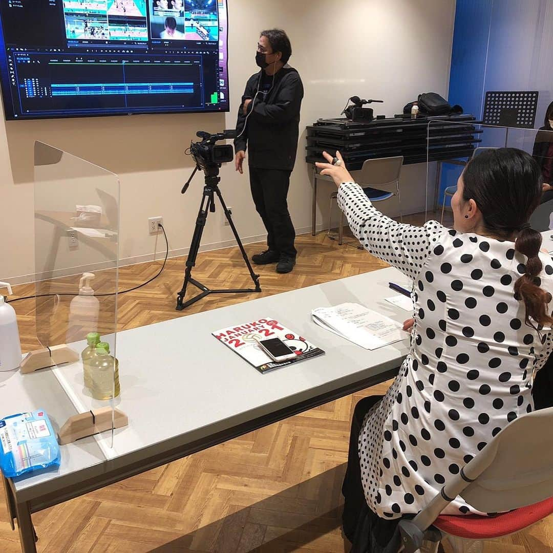 平野ノラさんのインスタグラム写真 - (平野ノラInstagram)「元全日本女子バレーボール選手の狩野舞子こと ゲロマブ女マイマイと春高バレーのお仕事でした🏐  安産レシーブ頂きました🇯🇵 2.3枚目は妊婦夫婦写真あるある  久しぶりに会えてうれピ❤️  #狩野舞子 #マイマイ #平野ノラ #バレーボーラー #誰よりもオレがバボちゃん #いつかまた一緒にバレーボールを #若さでアタック #春の高校バレー #撮影時のみマスクを外しています」1月15日 15時17分 - noranoranora1988