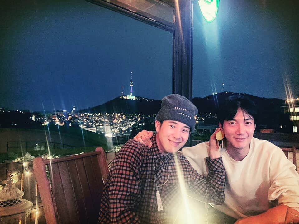 ゴニル（GEONIL）のインスタグラム：「너무 행복했던날 지훈이와 함께🧐😚」