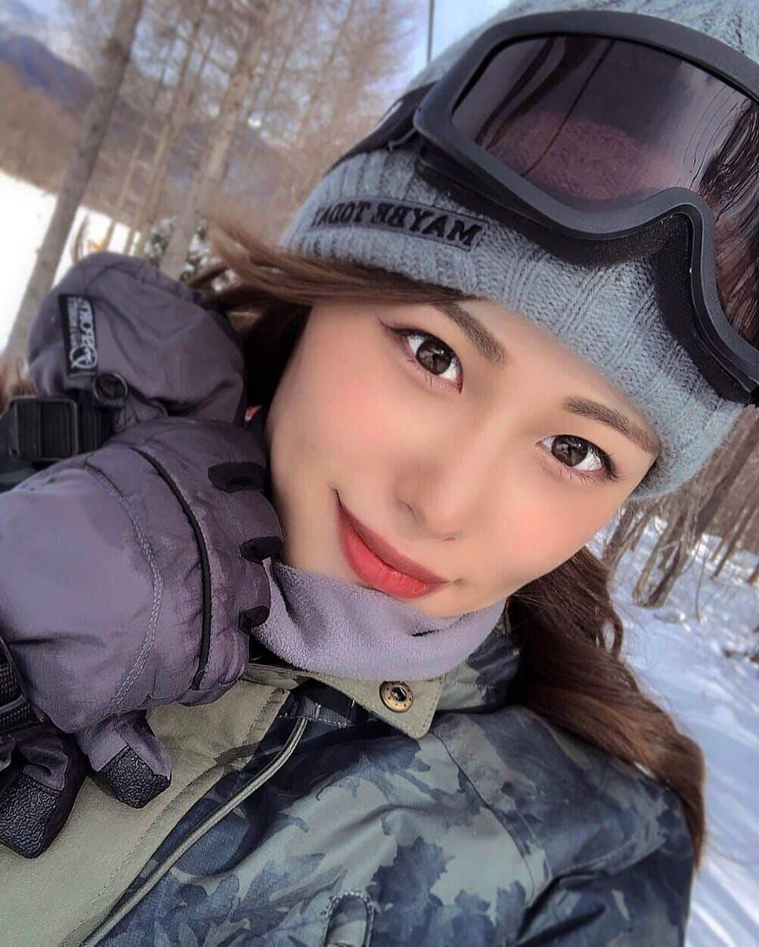 澤井玲未のインスタグラム：「久々&あけましておめでとう🎍🌅 今年度も気まぐれ投稿になりそうですが宜しくお願いします🙏笑 どこか行きたいけど我慢しなきゃだから、upしてなかった写真を🤳❤︎ . #snowboad#snowboarding#roxy#snowboardwear#roxytokyo#roxyjapan」