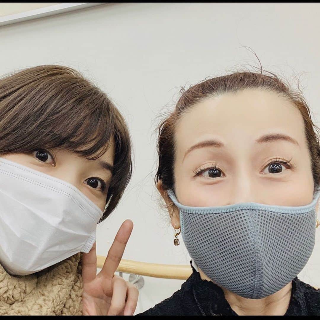 鳳真由さんのインスタグラム写真 - (鳳真由Instagram)「🌹の世界第二弾  綺咲愛里ちゃん 可愛い可愛いあーちゃん！ 『カタリジェンヌ』の『シンデレラったら』でご一緒した以来でした。全てにおいて自分も輝きつつ相手も引き立てるのは流石です。可憐なのに誰よりも男前。 前世では私のお兄さんだったに違いない‥。  補足・ツーショットを撮る機会を損ねてしまいましたが🥲麗しのねねさんとあーちゃんの会話が可愛すぎて面白すぎて、よく盗み聞きして悶えてました笑笑  純矢ちとせさん せーこしゃん。 以前タカスペなどではご一緒したのですが、こんなに沢山お話ししたのは初めて！ イメージ通りもの凄い存在感・品格・歌声をお持ちなのにとーーっても気さくで優しい方。ずっと喋り倒してたからせーこさんロスです🥲  能條愛未ちゃん あみちゃん。な、なんて可愛いんだ‥と本当に最初ビビり散らしてたけど、今ではあみちゃんをみると🦀を思い出す程になりました。笑　 とても努力家でコツコツ派なあみちゃんの真摯な姿勢から沢山学ばせて頂きました！  丸山泰右さん ポーの世界では過去・現代と大活躍！泰右さんの朗らかな歌声から始まる二幕は本当にわくわくします。早く聴きたいなぁ🥲韓流ドラマはじめ色々なジャンルのことを教えて頂きました。超博識！またたくさん語りたいですっ。  多岐川装子さん とてつもない美声の持ち主で、とてつもなく博識でカッコいい女性です。もう少しお話ししたかった！ いつかそうこさんのとてつもなく美味しそうな手料理食べてみたいです‥🤤  To be continued  ですっ  愛が止まらない #ポーの一族 #目指せ1日1投稿2021」1月15日 15時26分 - ootorispecialpanic