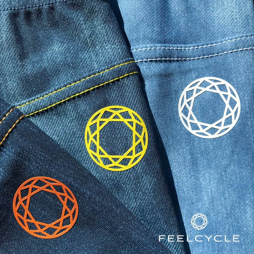 FEELCYCLE (フィールサイクル) さんのインスタグラム写真 - (FEELCYCLE (フィールサイクル) Instagram)「. ◆Apparel Information◆ . 1月の新作はデニムライクなタンクトップとレギンス、FEELCYCLEならではのMODEを意識した商品が入荷します！ . 【Lady’sデニムステッチタンク】 伸縮性が高いストレッチ素材をベースにデニム調のプリントを全面に施した生地を使用しています。 カラーステッチとデニムパンツの仕様をプラスしたデザインアクセントを持たせています。 カラーはライトブルー、ヴィンテージブルー、ブルーの3色展開になります。 . 【Lady’sデニムステッチレギンス】 同素材のデニムステッチタンクとセットアップでのコーディネートがオススメです。 FEELCYCLEが提案する今回のレギンスは、ヴィンテージデニムのプリントを施し運動機能性を意識したシルエットになり、ウエスト部分は前から後ろに向けて高くなっており、綺麗なバックスタイルを表現しています。 ウエスト部分に傾斜をつけることで腰まわりをよりホールドし、また締め付けだけでは生まれないフィット感が前傾姿勢でも腹部を圧迫しません。 . 【Lady’sハイネックタンク】 首元にボリュームを持たせ、フィット感のあるボディとゆったりしたルーズなハイネックのギャップがFEELCYCLEらしい１着。 素材には微起毛のアクリル天竺を使用、アンゴラをブレンドしウォーム感がありソフトでしなやかな着心地です。 . 【Lady’sハイウエストタックパンツ】 コーディネートに変化を持たせたい時に最適なハイウエストパンツ。 ウエストタックでボリュームを持たせ、腰、モモ周りはゆったりとした履き心地で、裾に向けて細くしたテーパードシルエットになります。 ウエスト、裾は凹凸のある太目のリブで切り替えているので、体に沿った着用感が得られます。 . 【スウェットマスク】 マスク表面にはストレッチ性のあるスウェット生地を使用しています。 裏面には抗菌・抗ウィルス機能繊維加工技術CLEANSE（クレンゼ）を施した素材を使用しています。 ※CLEANSEとは繊維大手のクラボウが開発した抗菌・抗ウィルスの機能を持つ薬剤成分を繊維に強力に付着させる技術で、計20種類以上のウィルスや細菌に効果があります。 国内の試験機関でのニット生地や織物を使った実験で、繊維上の新型コロナが99％以上減ることが確認され、50回の洗濯を繰り返しても効果が衰えなかった高い安全性が証明されています。 ※マスクは感染（侵入）を完全に防ぐものではありません。 . ＜1/17(Sun)販売商品＞ . ■Lady’sデニムステッチタンク ￥8,000+税 SIZE : S , M COL : L.BLU , V.BLU , BLU . ■Lady’sデニムステッチレギンス ￥9,000+税 SIZE : XS , S , M COL : L.BLU , V.BLU , BLU . ■Lady’sハイネックタンク ￥8,500+税 SIZE : S , M COL : BLK , GRY , BUR , YEW . ■Lady’sハイウエストタックパンツ ￥9,000+税 SIZE : XS , S , M COL : BLK/BLK , BLK/BRW , D.GRY/BLK . ■スウェットマスク ￥2,400+税 SIZE : S , M , L COL : BLK/WHT , BLK/PNK , D.GRY/P.PNK , GRY/G.YEW , NVY/PUR . ※入荷サイズ、カラーは店舗により異なります。 その他Apparel Collection好評発売中！ 直接店舗スタッフへお問い合わせください。 . ※悪天候の影響で一部店舗への配送が遅延しております。 その為、下記店舗での発売日が変更となります。 ■FEELCYCLE札幌 発売日：未定 ※札幌エリアへの配送が開始され次第順次発売させていただきます。 . 何卒ご理解の程よろしくお願い申し上げます。 . #45分で約800kcal消費 #滝汗 #ダイエット #デトックス #美肌 #美脚 #腹筋 #ストレス解消 #リラックス #集中 #マインドフルネス #feelcycle #フィールサイクル #feel #cycle #morebrilliant #itsstylevh #notfitness #暗闇フィットネス #バイクエクササイズ #フィットネス #ジム #音楽とひとつになる #apparel #デニムステッチタンク #デニムステッチレギンス #ハイネックタンク #ハイウエストタックパンツ #スウェットマスク」1月15日 15時32分 - feelcycle_official