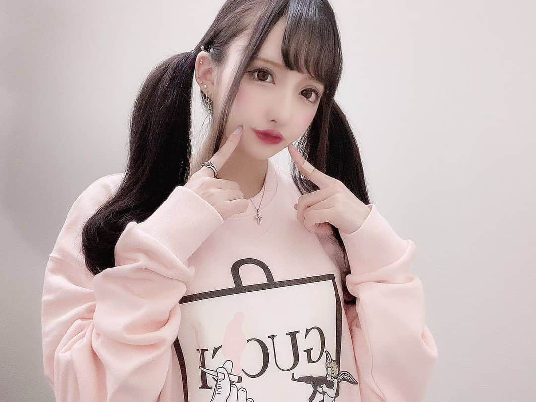 大木玲奈のインスタグラム：「みさちにしては珍しいゆるめのデザインめちゃかわなパーカー🎀✨ . ワンピにもできるしスキニーとかに合わせたりもできる◎ . お洋服　@pink.store037  Tik Tok @pinkstore_037」