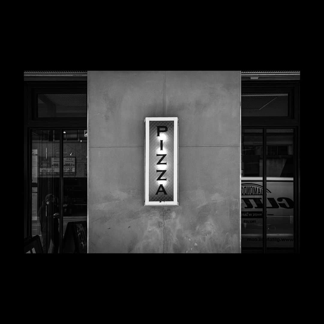 FIVE FOCUS takarada_officialさんのインスタグラム写真 - (FIVE FOCUS takarada_officialInstagram)「Pizza for lunch at @token.pizza   久しぶりにtokenpizza行ってきた。 ピザ好きな方、是非行ってみて下さい。  #tokenpizza #ピザ #ランチ #pizza #🍕 #難波 #今宮戎 #商売繁盛 #アメリカン #オシャレ店舗 #看板 #サイン #デザイン #大阪 #グルメ #e150van #ファサード #インダストリアル #leica #leicaphotography #leicam10monochrom #monochromephotography   @mottosatoshi @soborodon22 @shimisun @yohtakao @token_taro @five_focus_inc @glitch_oil_japan @masayart @reo0615 @irukaseikotsu_dolphinlab @kazuma___miura @takuji_chikamatsu @tatsuya___masuda @gon.taku08 @roadwayboss @fumihikokawaura @kawaguchishunsuke」1月15日 15時34分 - takaradayuuya