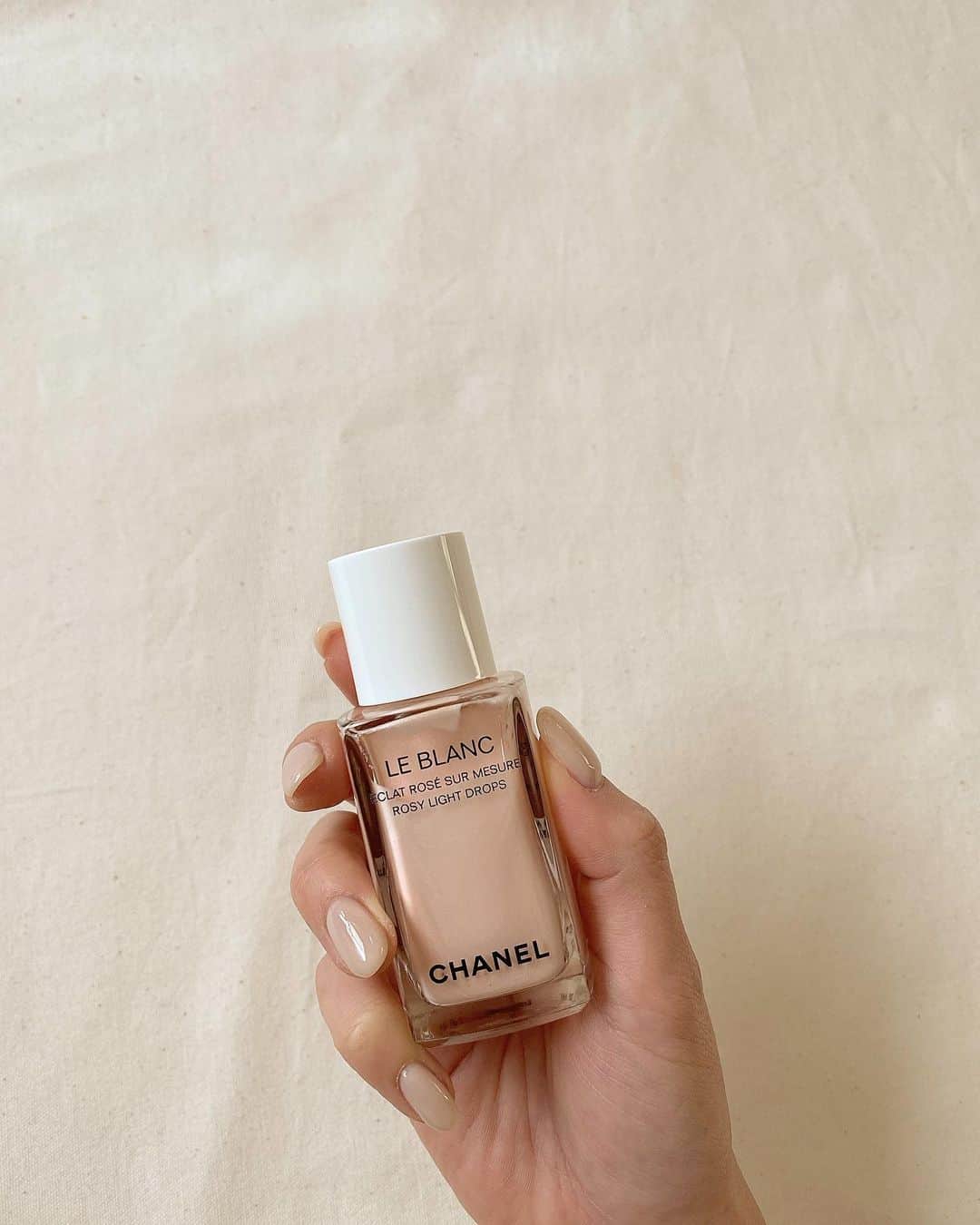 のインスタグラム：「@chanel.beauty ﻿ ☑︎ルブランロージードロップス﻿ ﻿ 最近お気に入りのハイライト﻿ 下地に少し混ぜて使ったりと万能﻿ なによりこのツヤ感がタイプ、、﻿ 3つ前の投稿でも使ってます🦢✨﻿ ﻿ #シャネルコスメ#ハイライト﻿」