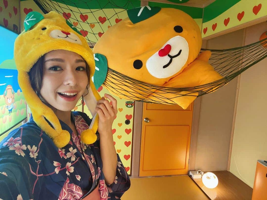 のインスタグラム：「#過去pic #モデルのおしごと記録📷  撮影の思い出投稿📸  愛媛の #ゆるキャラ みんな大好き#みきゃん 🍊🍊🐶  @dogoprincehotel では、そんなみきゃんだらけの お部屋に泊まれるプランもあるんだよ。 ＿＿＿＿＿＿＿＿＿＿＿＿＿＿＿＿＿＿＿＿＿＿＿＿＿ #shooting #model #hotsprings #onsen #japan #ehime #dogo #hotel #trip #travel #旅行 #旅 #温泉旅行 #道後温泉 #道後プリンスホテル #温泉 #温泉旅館 #愛媛旅行 #愛媛 #愛媛県 #道後 #宿 #浴衣 #ホテル #モデル #モデル撮影」