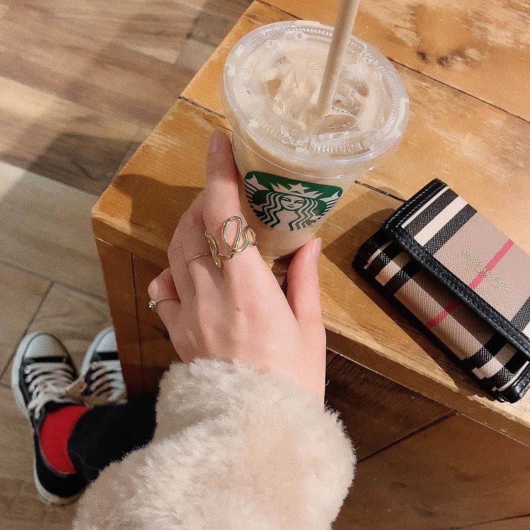 nyaachanのインスタグラム：「* 久々にコンバース👟❤︎ 薄手のジャケットは流石に寒いかな？って思って厚手のもこもこジャケットにしたけど、 暑くて結局アイス頼んだ🤭 * * #coffeetime#1人スタバ#starbucks#coffee#cafe#cafelatte #converse」