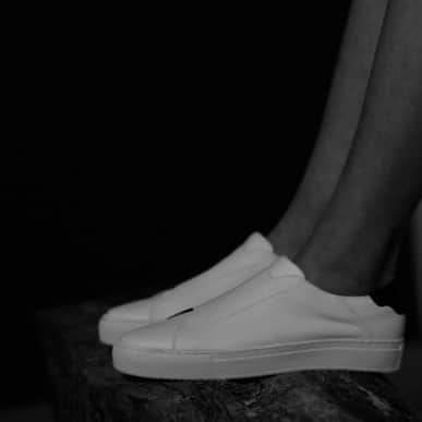 のインスタグラム：「#jeanpaulknott #sneakers #elasticsneakers #whitesneakers #available @JEANPAULKNOTTbrussels」