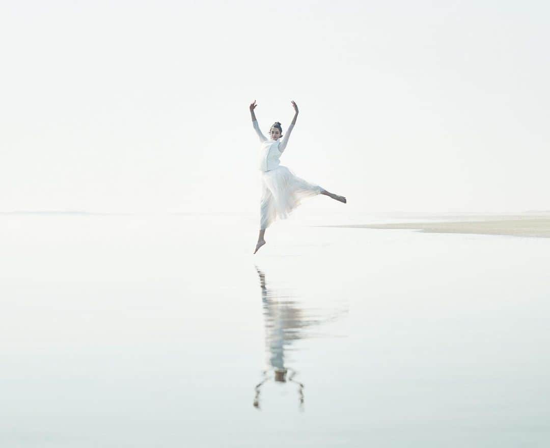 DANSKIN Japanのインスタグラム：「【BALLET STYLE】  2021 Spring Summer Collectionのテーマは 【THE LAKE OF SWAN】  神秘的な純白の衣装をまとい、 エレガントに、時にダイナミックに舞うダンサーたち。  バレエアイテムをブランドのルーツとするダンスキンは 不急の名作『白鳥の湖』からのインスピレーションをもとに、 強くしなやかに生きる女性の美しさを表現する 白を基調としたクリーンで透明感のあるモードなコレクションを創出。  すべての色の原点である 「白」からはじまる新たなストーリー。  新国立バレエ団プリンシパルの本島美和さんと共同開発した トップバレリーナのために生まれたプロダクトライン“DANSKIN PRIMA”。  レオタードは、動きを妨げにくいストレッチ性と、ヒップを包み込む脚繰り形状で快適性を向上。 肌触りの良い素材を厳選し、アタリが少ない縫製手法を採用しました。  ベストの中綿は、しなやかな着心地で濡れにも強く、 身体をあたためてくれるPRIMALOFT GOLD INSULATIONを採用。 襟まわりをすっきりとさせ、ダンサーの姿勢を美しく見せるシルエットです。  バレエのチュチュを連想させる柔らかなチュール素材を使用したチュールスカート。 動くたびにふんわり広がる程よいボリューム感と 立体的なシルエットがエレガントな印象を与えます。 裏地付きで着脱もしやすいはきこみタイプとなっています。  レオタード DANSKIN PREMIUM LEOTARD No:DA10300 ￥14,300  ダウンベスト BALLET INSULATION VEST No:DA321100 ￥24,200  チュールスカート TULLE GATHERED SKIRT No:DA421151 ￥19,800  商品詳細はタグ付けをチェックしてください。  -------------------------------------- 【Instagram Live】 1月16日(土)11時より、 美尻王子こと竹田純さんとバレエダンサーのウェザフォード美輝さんによる コラボレーション バレエストレッチをDANSKINオフィシャルインスタグラム @danskin_japan にて配信いたします。 バレエ未経験者もたのしめる内容ですのでぜひ皆さまご参加ください。 --------------------------------------  #danskin #danskinjapan #ダンスキン #しなやかに生きる」