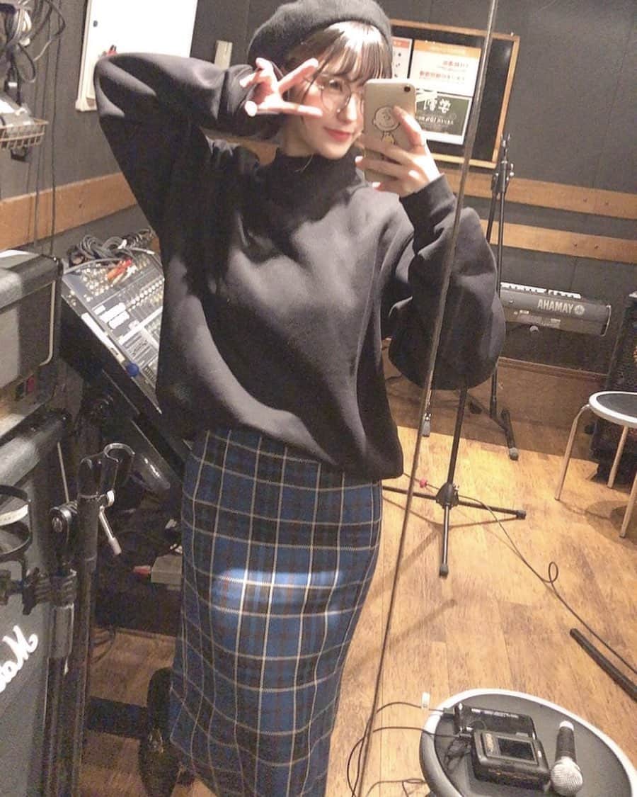 東条蒼のインスタグラム：「＊ ・ ・ 昨日はツイキャスライブありがとうございましたー♪ ・ ・ こんなちゃんとしたところで、 やらせていただいておりました！☺️ ・ ・ 二曲くらい歌うつもりが、 五曲も歌ってしまったよー笑笑 ・ リクエスト、コメントくれた方、ありがとうございました🙇‍♂️ ・ ・ 一緒に楽しんでくれていたら、とても喜びます！！ ・ ・ まだまだあと2ヶ月ファンディング頑張っていきますので、応援よろしくお願いします🐄🌸 ・ ・ ・  ・ #東条蒼歌います ・ ・ ・  #ファンディング #ラポルノファンディング ・ #撮影会#東条蒼 #クルーズグループ #セクシー女優 #av女優 #メガネ女子 #黒髪 #ショートヘア #あおたん　#teamメレンゲ #followｍe #following #japan #girl #photooftheday #tagsforlikes #instalike  #台湾 #香港 #粉我 #拍照 #照片 #人像攝影」