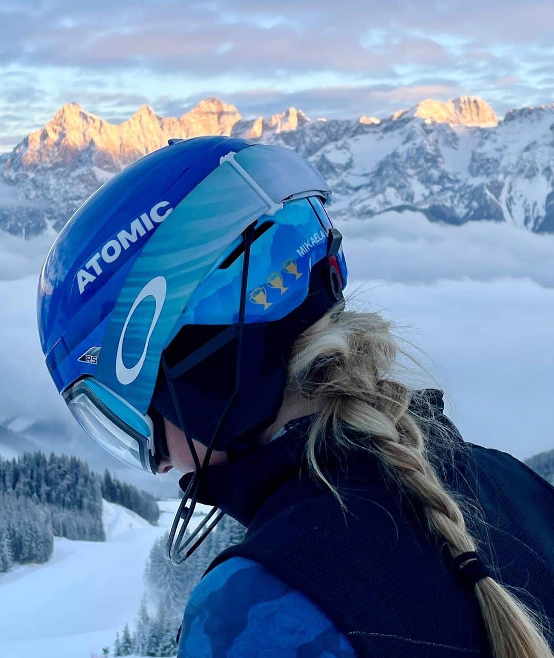 ミカエラ・シフリンのインスタグラム：「not looking down at my feet... it was actually *that* steep. 👀👀 @oakleyskiing  @reiteralm (📸: @mykeday )」