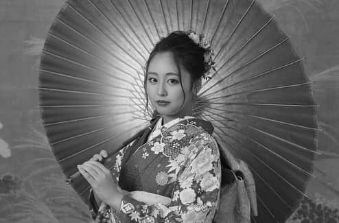のインスタグラム：「夏に前撮りして頂いた時の！🤍 出すの忘れてて出遅れた！笑💦  #前撮り #成人 #振袖 #成人式 #ヘアアレンジ #ドライフラワー #make #hairstyle #サロモ #撮影モデル #被写体」
