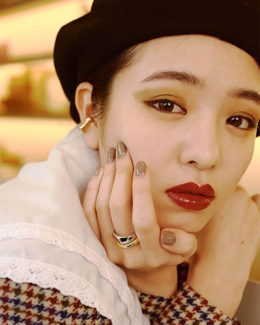VOGUE GIRL JAPANのインスタグラム：「唇を自分色に染めて色づく「ティント」とブランド史上最高レベルのツヤ感と発色にこだわった「シャイン」の2種類のリキッドルージュがポール ＆ ジョーから登場💄横田真悠がシーンに合わせてリップメイク✨ #voguegirlpromotion  @paulandjoe_beaute MODEL: @yokota_mayuu PHOTOS: @masayatanaka1212 MOVIE: @tabuki_y STYLING: @yokoirie_works HAIR-MAKE UP: @kojimak WRITER: CHIHO EJIRI DIRECTION & DESIGN: @aiaizm EDITOR: @moro_yuki」