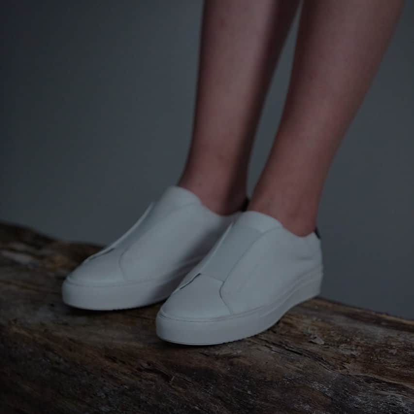のインスタグラム：「#jeanpaulknott #sneakers #elasticsneakers #whitesneakers  #available @JEANPAULKNOTTbrussels」