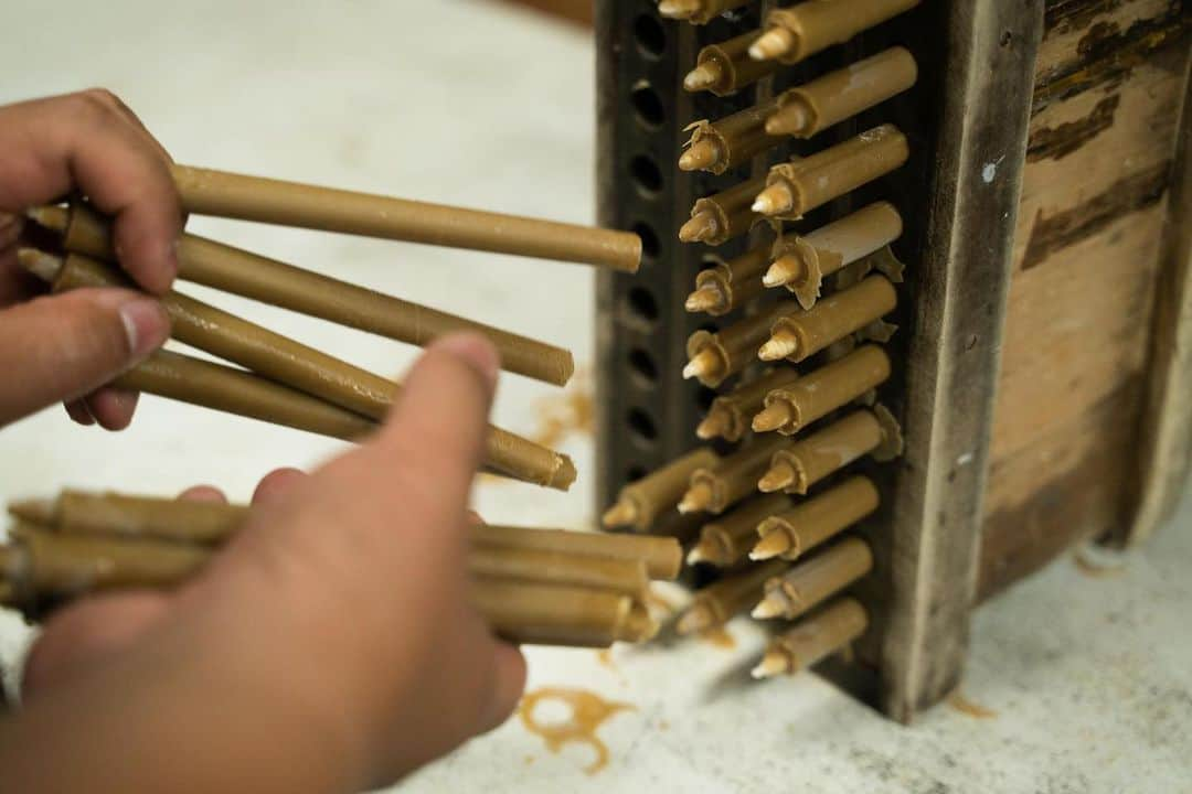 Japanese Craft Mediaさんのインスタグラム写真 - (Japanese Craft MediaInstagram)「【Japanese Candles Vol.1】  “Wa Rousoku (Japanese Candles)” is made from all botanical materials. On the other hand Western Candles is made from Paraffin wax.  This point is one of the great differences between Japanese Candles and Western Candles.  和蝋燭は全て植物由来の原材料からつくられています。一方、洋蝋燭はパラフィン（石油由来）からつくられています。これが和蝋燭と洋蝋燭の大きな違いの一つです。  @nakamurarousoku  photo by @ryokawanophoto   #japanmade_co #japanmade #japanesecandles #crafts #handmade #kyoto #craftsmanship #japaneseculture #japanlover #japanesestyle #Warousoku　#伝統工芸品　#伝統工芸 #日本のものづくり」1月15日 16時08分 - japan___made