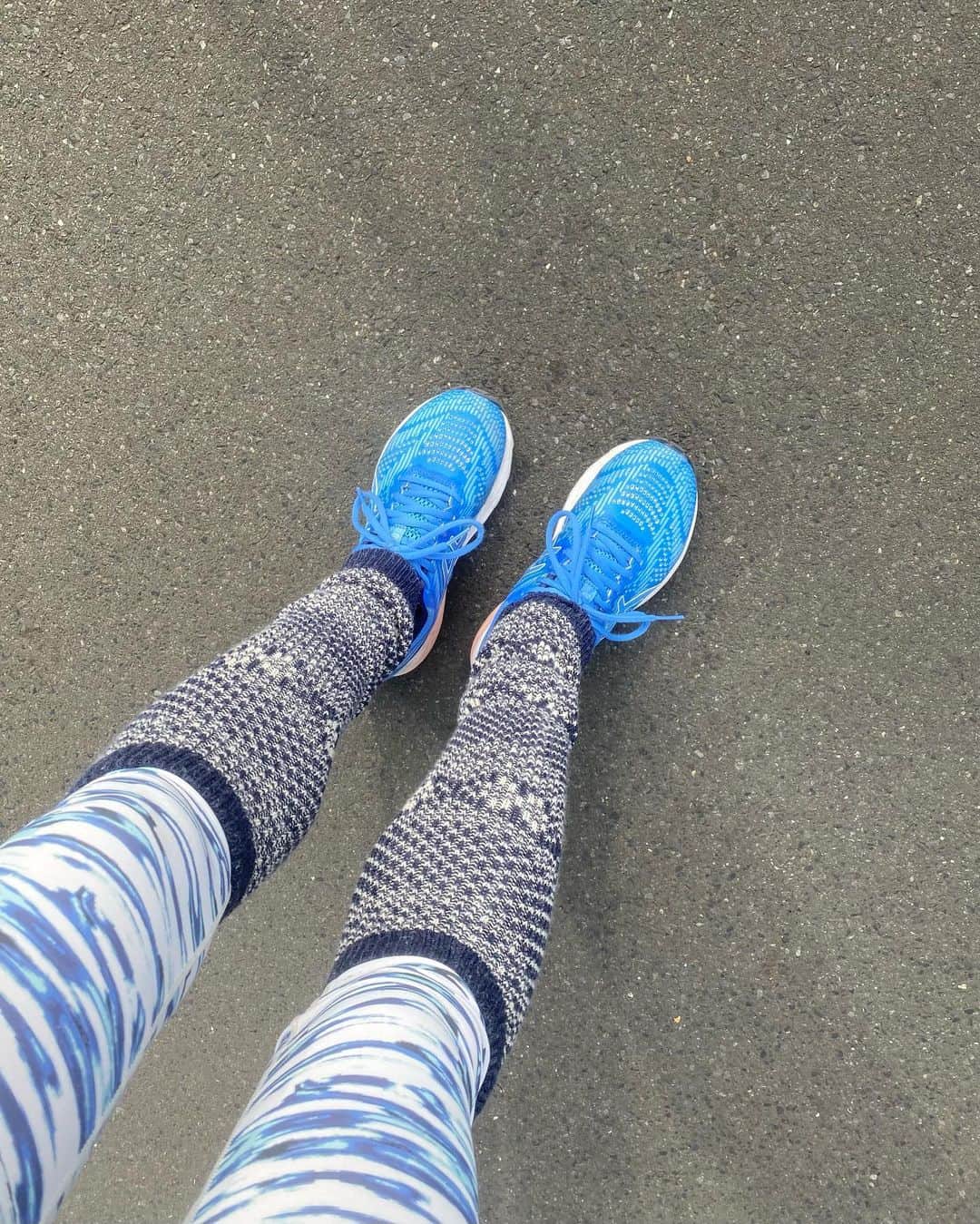 のインスタグラム：「. 寒くなってくると、#レッグウォーマー を付けて#ランニング するようになります🏃🏻‍♀️ . #冬のランニングスタイル  . #running #runninggirl  #runninglife  #asics #asicsrunning  #legwarmers  #アシックス #アシックスランニングシューズ  #ランニング女子  #冬ランコーデ  #ハシリマスタグラム」