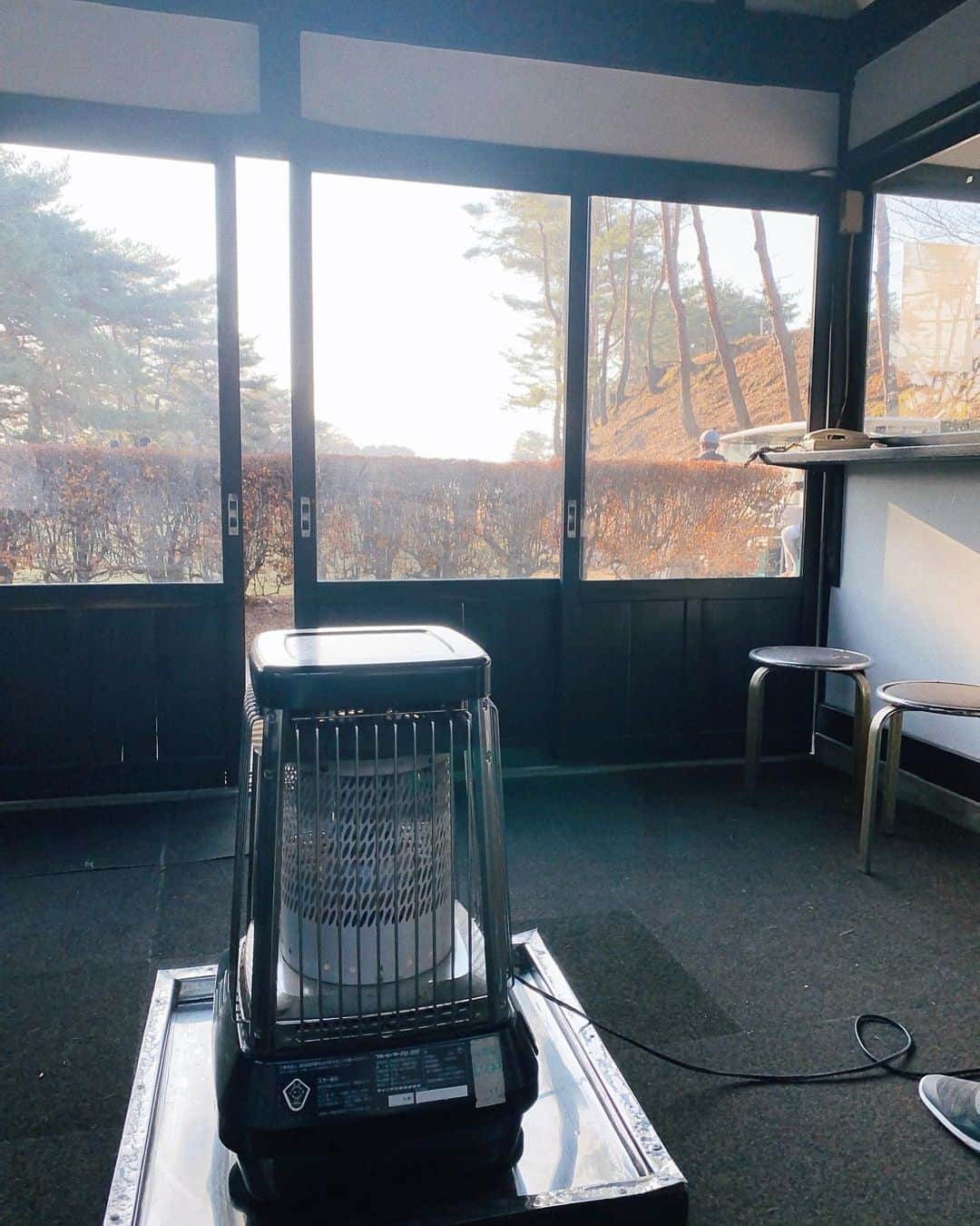 のインスタグラム：「あたしはやはり昭和うまれで、こういう風景は懐かしくて好きなのです。 学校ってほんと寒かったよなぁ〜 あの冷暖房設備、今じゃ座ってられないわ。あのイスも今は痛くてムリだわ😂  この写真はゴルフ場にあった小屋だけど🤣隙間風に、懐かしい気持ちになったの。」