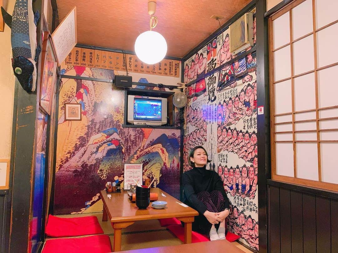 丹羽麻由美さんのインスタグラム写真 - (丹羽麻由美Instagram)「2021年1月15日🍶  去年の今頃は箱根におりました。  毎年1月に箱根神社にお詣りしているのですが、今年はまだ行けておりません、、、 早く行きたいです⛩  1年前の写真のこちらのお店は宿の近くの歌流多という居酒屋さん。 外国人のお客さんも居て、賑やかだった。 またあんな日常に戻りたいな。  #箱根 #箱根グルメ #居酒屋 #1yearago  #Hakone #japan」1月15日 16時23分 - mayumi912