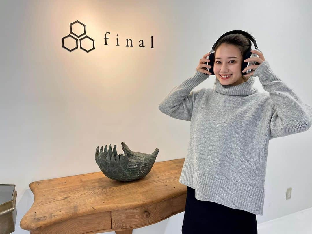 須貝茉彩のインスタグラム：「.﻿ 明日のLOVEかわさきは、﻿ 音響器具メーカー「株式会社 final」を﻿ ご紹介します🎧💛﻿ やーーー憧れのfinal！！！👏﻿ 視聴させてもらった素晴らしすぎる音が 忘れられません🥺﻿ 私がしているこのヘッドホンはいくらでしょう？笑﻿ 朝９時からtvkぜひご覧下さい✨﻿ ﻿ #LOVEかわさき ﻿ #tvk﻿ #テレビ神奈川﻿ #須貝茉彩﻿ #final」