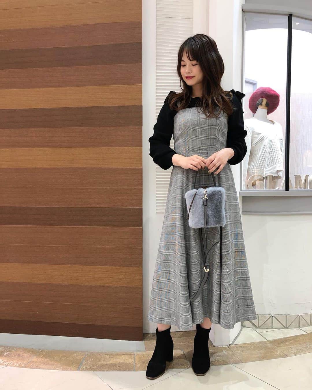 新谷美奈のインスタグラム：「.﻿ ﻿ 直球可愛いではなく、﻿ 洗練されたシルエットに﻿ 品のいい可愛さが盛り込まれた大人可愛い🤍﻿ まさにNina mewのお家芸的コーデ🥰﻿ ﻿ ディテールが甘い分﻿ 色数はおさえてカロリー控えめに🍫﻿🥰 ﻿ Nina mew﻿ knit ¥16,000+tax→¥11,200+tax﻿ one-piece ¥28,000+tax﻿ bag ¥10,000+tax﻿ _______________________________________﻿ 本日15日(金)は﻿ ✔︎ゆめポイント5倍！﻿ ✔︎ギャザーポイント2倍！﻿ 皆様のご来店お待ちしております☺️﻿ ﻿ @ninamew_official#Ninamew#ニーナミュウ#ゆめタウン#ゆめタウン佐賀#セレクトショップ#selectshop」