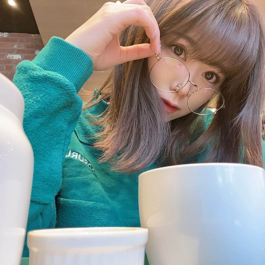 山内鈴蘭さんのインスタグラム写真 - (山内鈴蘭Instagram)「☕️ ． カフェ行くと考え事とかお仕事とか 家にいる時よりも回転良くなってやる気出る😌 友達と話すカフェ時間も好きだけど 一人でのんびりカフェも好きなんだぁ💓 ． 悩む事多いけどっ 少しずつでも自分の出来る事を大切にしたい⭐︎ 不器用な私だけど、いつも支えてくれて 本当にありがとうっ！ ． 急に伝えたくなっちゃった🤭💓💓💓 ． ． ． #カフェ時間 #ルイボスティー #一人カフェ #suzuranyamauchi  #cafestagram #카페스타그램 #カフェスタグラム #カフェ女子 #カフェ活」1月15日 16時32分 - xxsuzuranxx