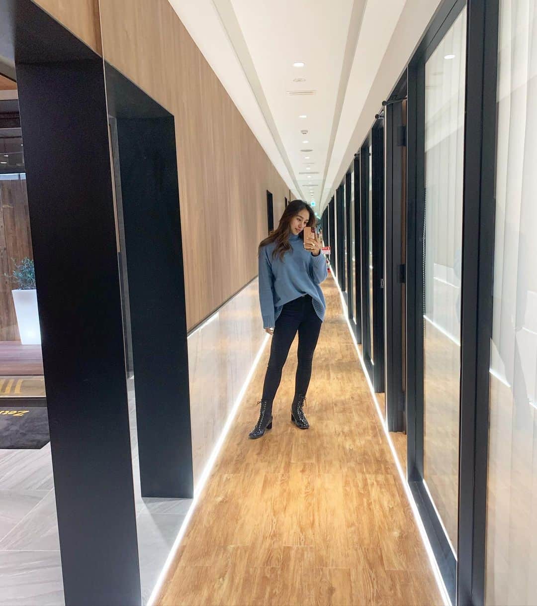 Megha Shrestha のインスタグラム：「@zetithbeautyclinic_osaka  マスクで荒れまくりのお肌に ケアタイム🦋  値段も安くてびっくりしちゃいました🙈乾燥肌なので、マッサージピールとデルマシオで つるつるに✨  塗ってるピンクの薬剤は、ビタミンCとビタミンB12 潤いたっぷりで今もしっとりしてる✨最高すぎてます💯💯  #肌ケアタイム#skincare #selfcare #年始ケア#自分へのご褒美#zetithbeautyclinicosaka #大阪クリニック#fyp #loveyourself #zetith肌」