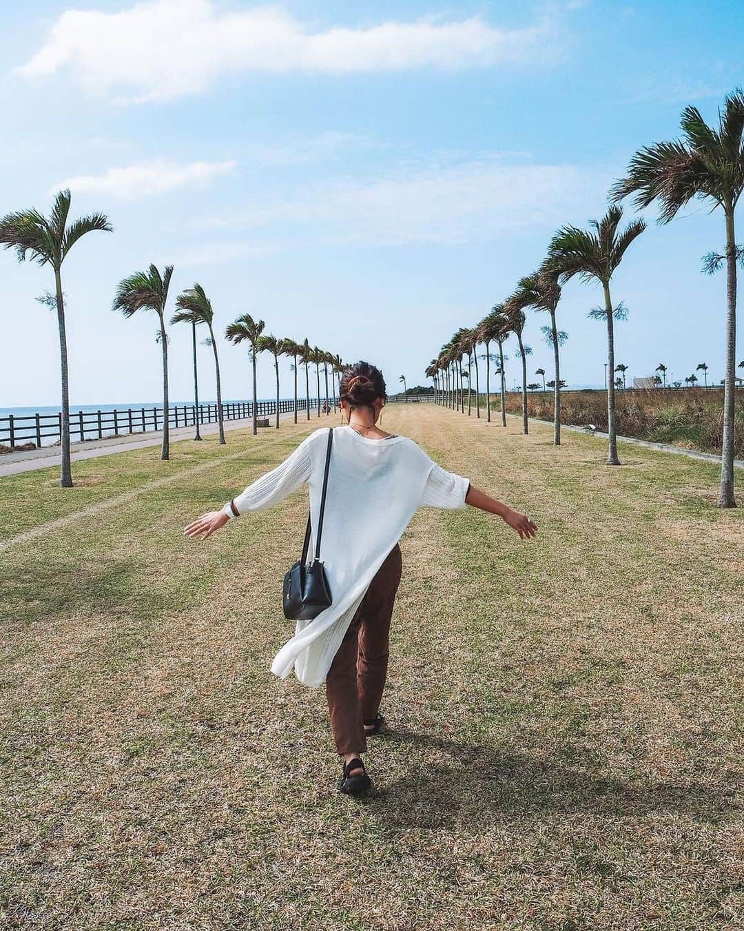 OLYMPUS_PEN_LOVERのインスタグラム：「@meeeeeg416xxさんの写真をご紹介◎  青い空が気持ちよさそう✨ まっすぐな道は人を写し込むことで、より奥行き感が出て素敵ですね◎  >>> OLYMPUS PEN で撮影し「#penのある生活 」をつけて投稿いただいた皆様のお写真をご紹介いたします！ ﻿ ----------------------------------------------------﻿ 📷photo by @meeeeeg416xx  https://www.instagram.com/p/CIR-Yf4BJpw/?utm_source=ig_web_copy_link ----------------------------------------------------﻿ ﻿  #ヤシの木ロード #Okinawa #ミラーレス一眼 #カメラ #camera #写真好きと繋がりたい #olympuspen #オリンパスペン #olympus #オリンパス #penとおでかけ #penのある生活 #om_photo #om写真投稿 #旅 #ヤシの木」