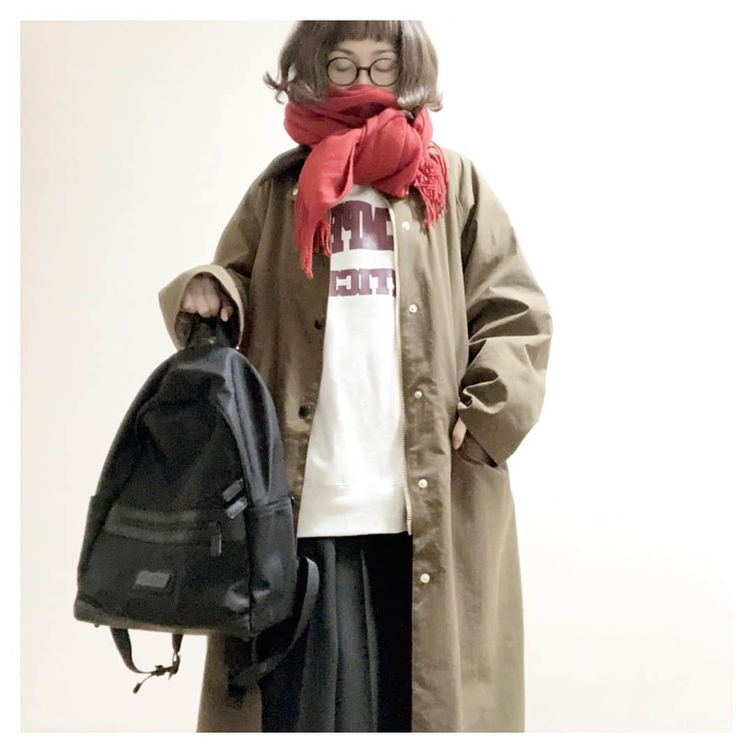 のインスタグラム：「・ ・ 仮面ライダーじゃあないよ(🧣)。 ・ おバブがあったかいんだからぁ♪ 袖折ったらチェックなんだぜぇ。 ・ 今年はニットよりスウェットばっかり買ったな。 と、考えたらサッサか洗えるからヤツ対策だったのかも。←完全に無意識 ・ ・ ・ ・ #instafashion #fashion #me #着画 #赤マフラー : #lowrysfarm #coat : #journalstandard #barbour #別注  #スウェット : #corners  #skirt : #beamsboy  ⏫ #楽天roomに載せてます  #bag : #gastonluga  #loafers : #zara #今日のん #今日の服 #今日の丸めがね ・」
