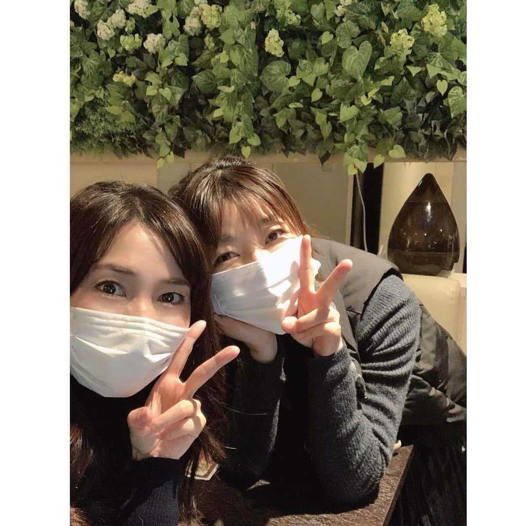 中野公美子のインスタグラム：「昨日は、宮前真樹ちゃん(元CoCo)のお店 「エムナチュール」  @caferestaurantmnature  でテイクアウトをしました！ まきちゃんもお店に居たので会えました💖 私はここのオムライスが大好きなのですが、 それもテイクアウト出来るのです！ テイクアウトしたものは、 オムライス キッシュ チリコンカン お肉のサラダ ロールケーキ 全部美味しい〜😆  エムナチュールの美味しいお料理が テイクアウト出来るのは嬉しいです💖  #エムナチュール #テイクアウト #オムライス #宮前真樹　ちゃん」