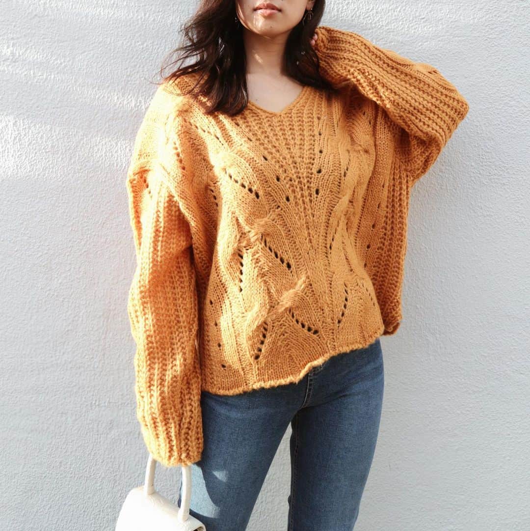 デュラスアンビエントのインスタグラム：「JANUARY NEW ARRIVAL ▫️ 𝗖𝗮𝗯𝗹𝗲 𝗩 𝗻𝗲𝗰𝗸 𝘃𝗼𝗹𝘂𝗺𝗲 𝗸𝗻𝗶𝘁 〈Ivory,Beige,Blue,Orange〉  コーディネートに抜け感をプラスしてくれる、ルーズ感のあるボリュームニット。 デザインの異なる編み目がミックスされた表情豊かな1枚。 ゆとりのあるサイズ感で、首回りはスッキリとしたVネック、大人リラックスな雰囲気が漂います。 可愛いポイントをおさえたデザイン性でコンフォータブルな冬のこなれカジュアルが完成。 合わせやすいアイボリー、ベージュの定番カラーに、発色の美しいアクセントカラーのブルー、オレンジの全4色展開。  _____________________________________ www.ambient-online.com @ambientofficial @ambient_ariake @ambient_yurakucho @ambient.opa #アンビエント#ambient_official  #coordinate #styling #21SS #chic」